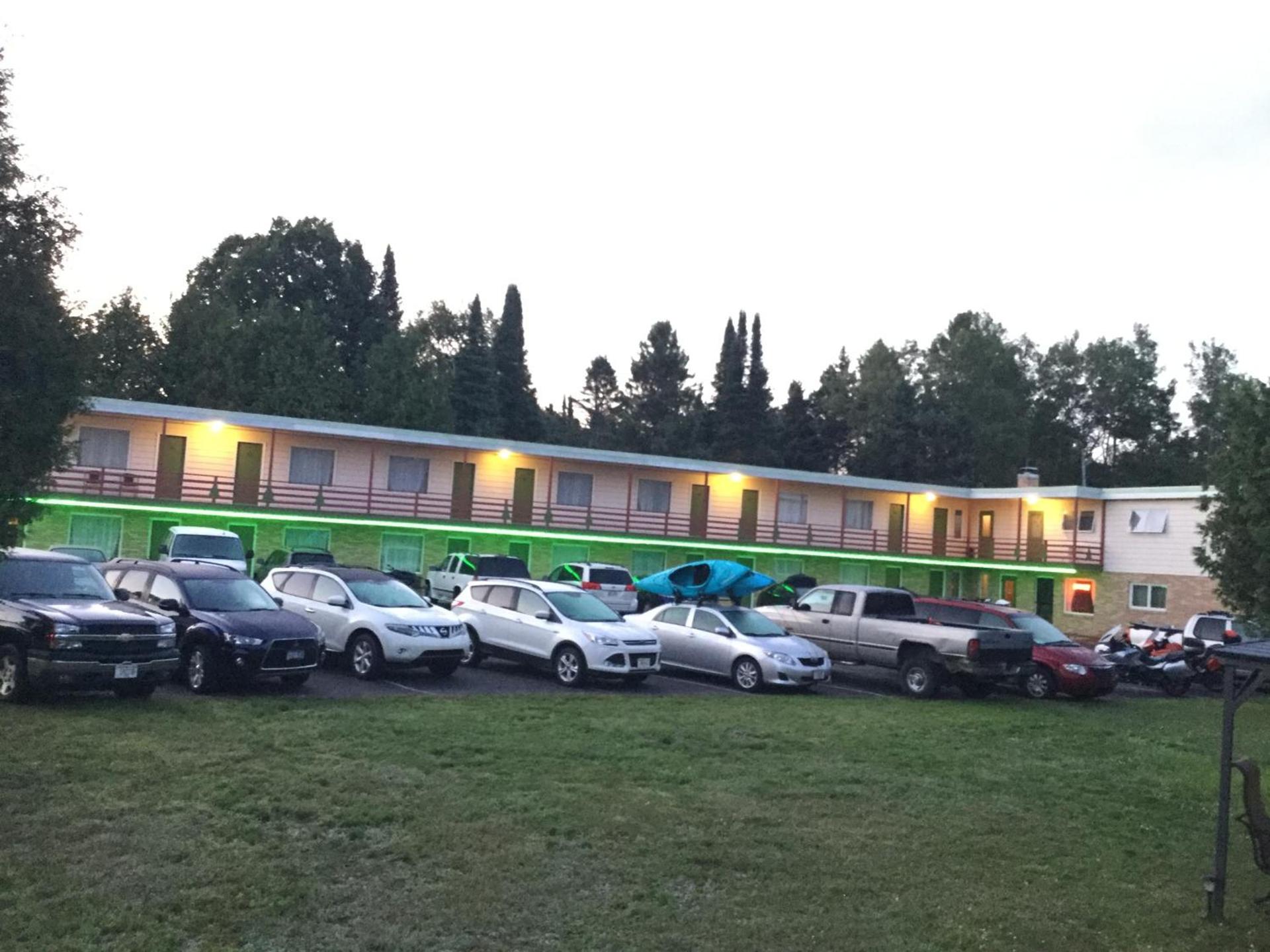 Cedars Motel — hotel in Ironwood