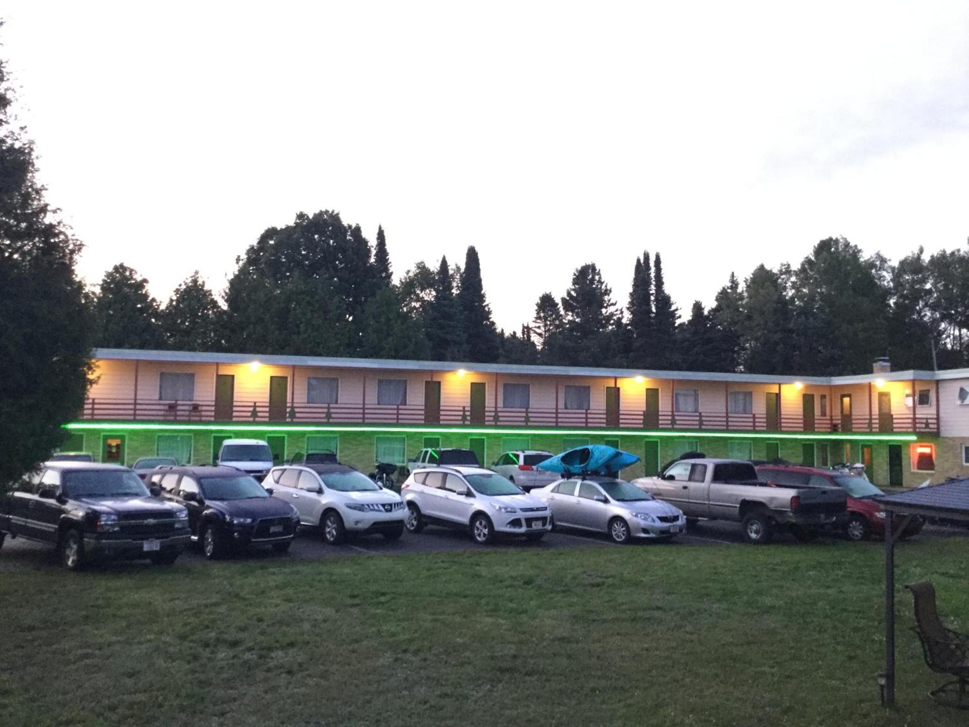 Cedars Motel photo 2
