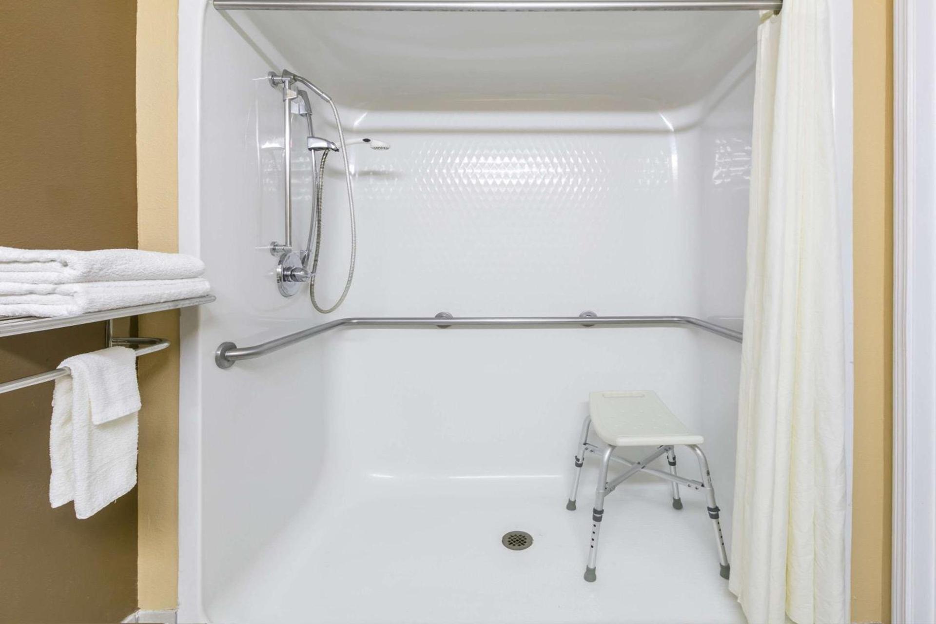 Microtel Inn and Suites Lafayette photo 9