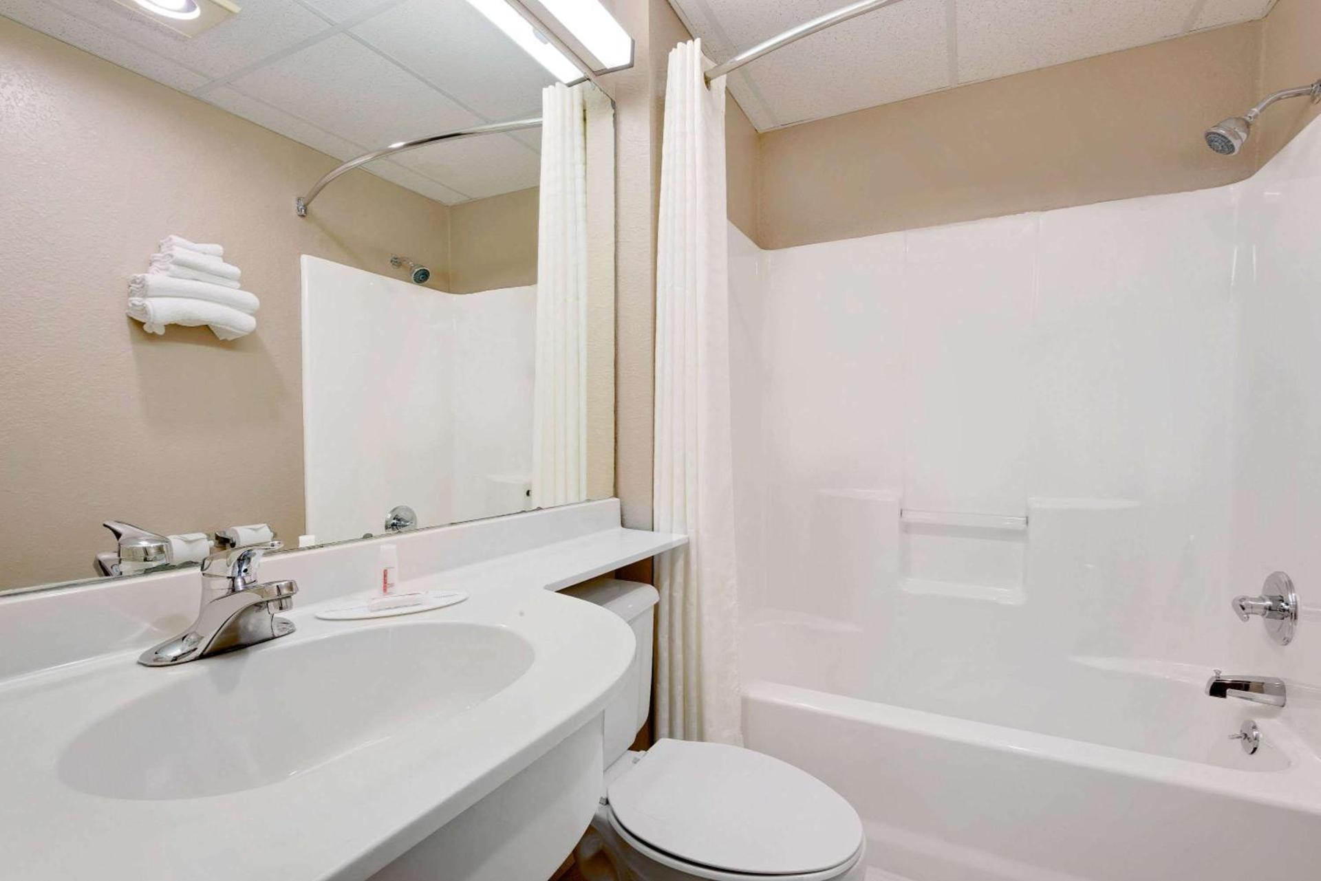 Microtel Inn & Suites by Wyndham Joplin photo 12