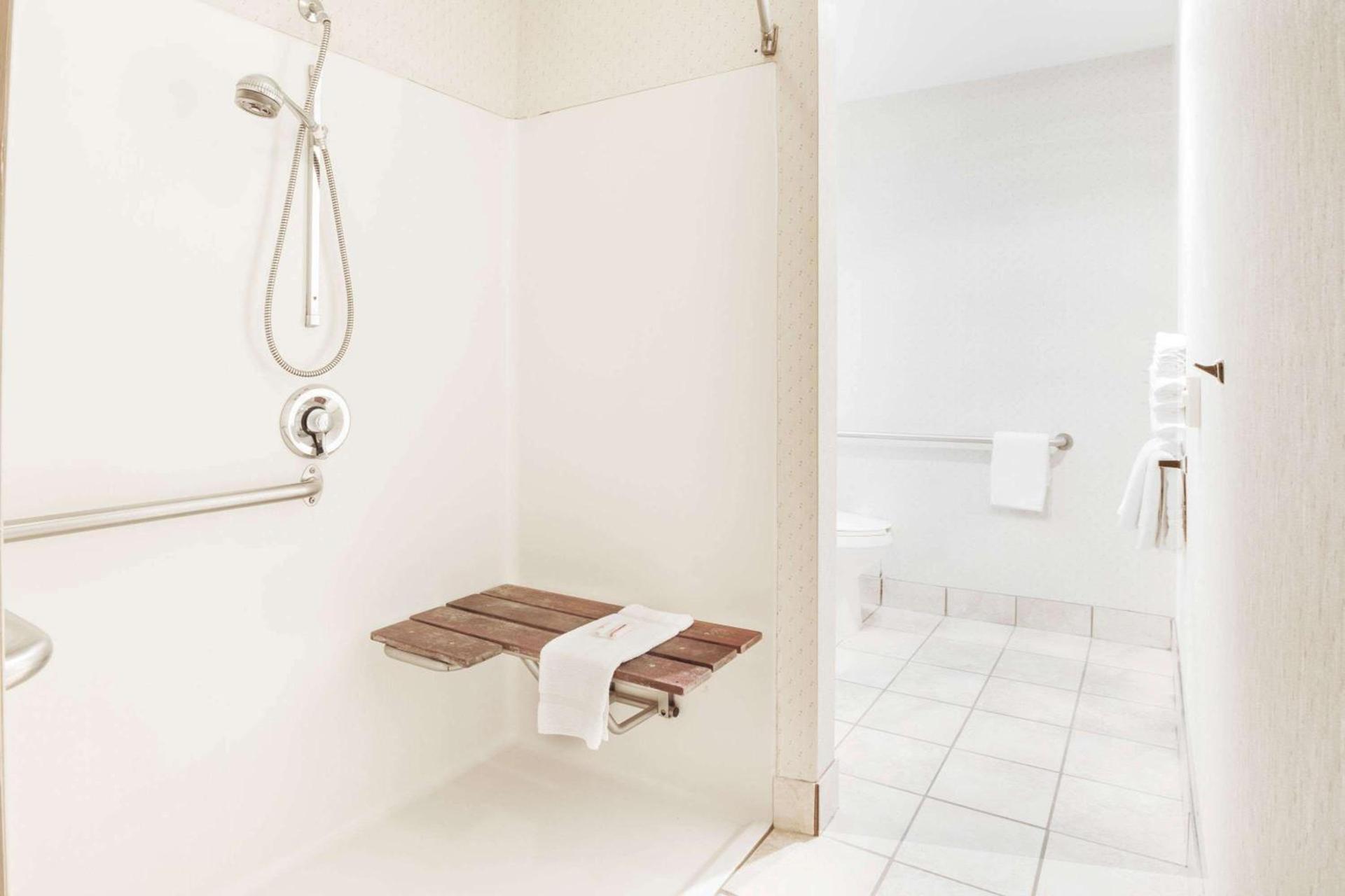 Microtel Inn by Wyndham Greensboro photo 11