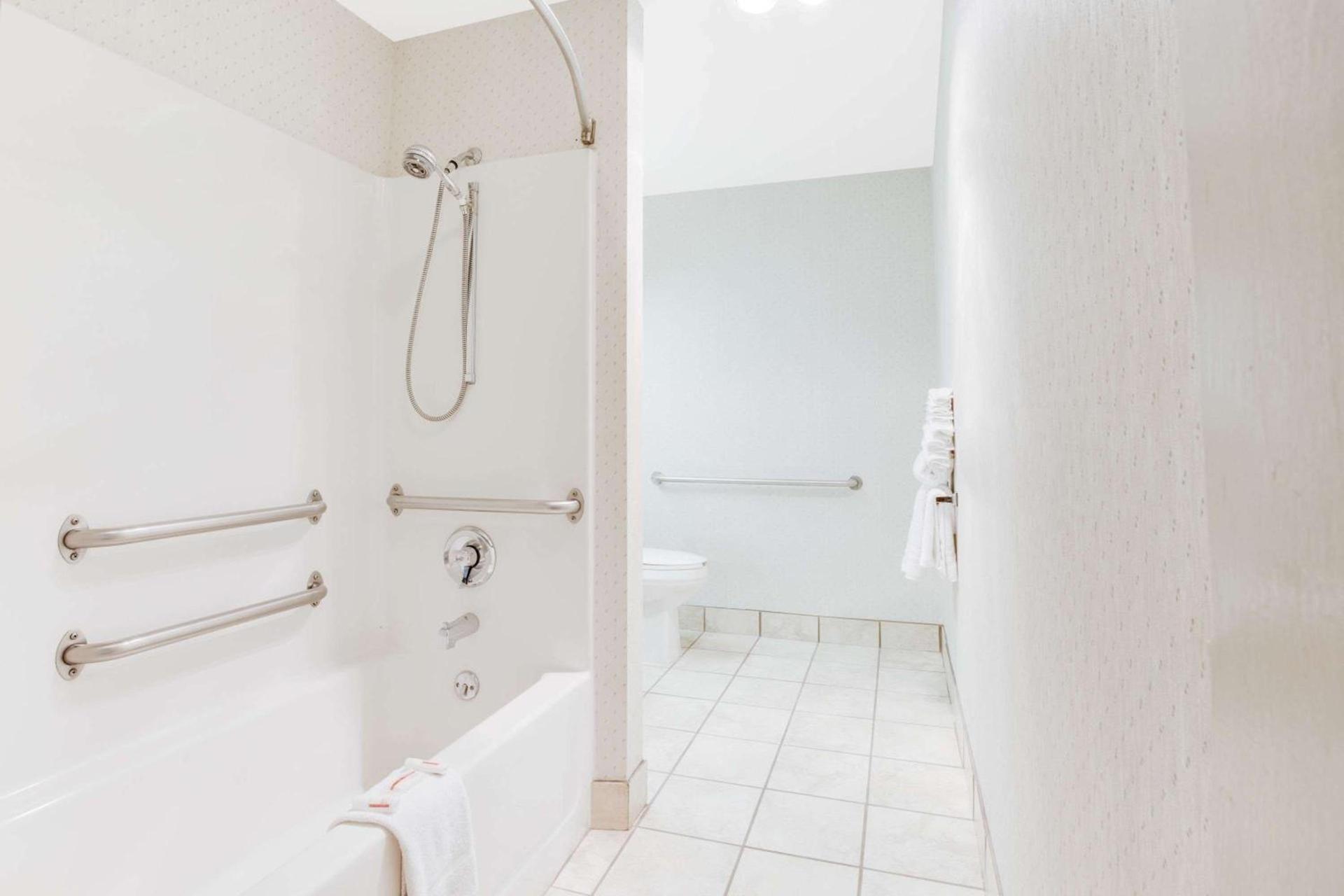 Microtel Inn by Wyndham Greensboro photo 12