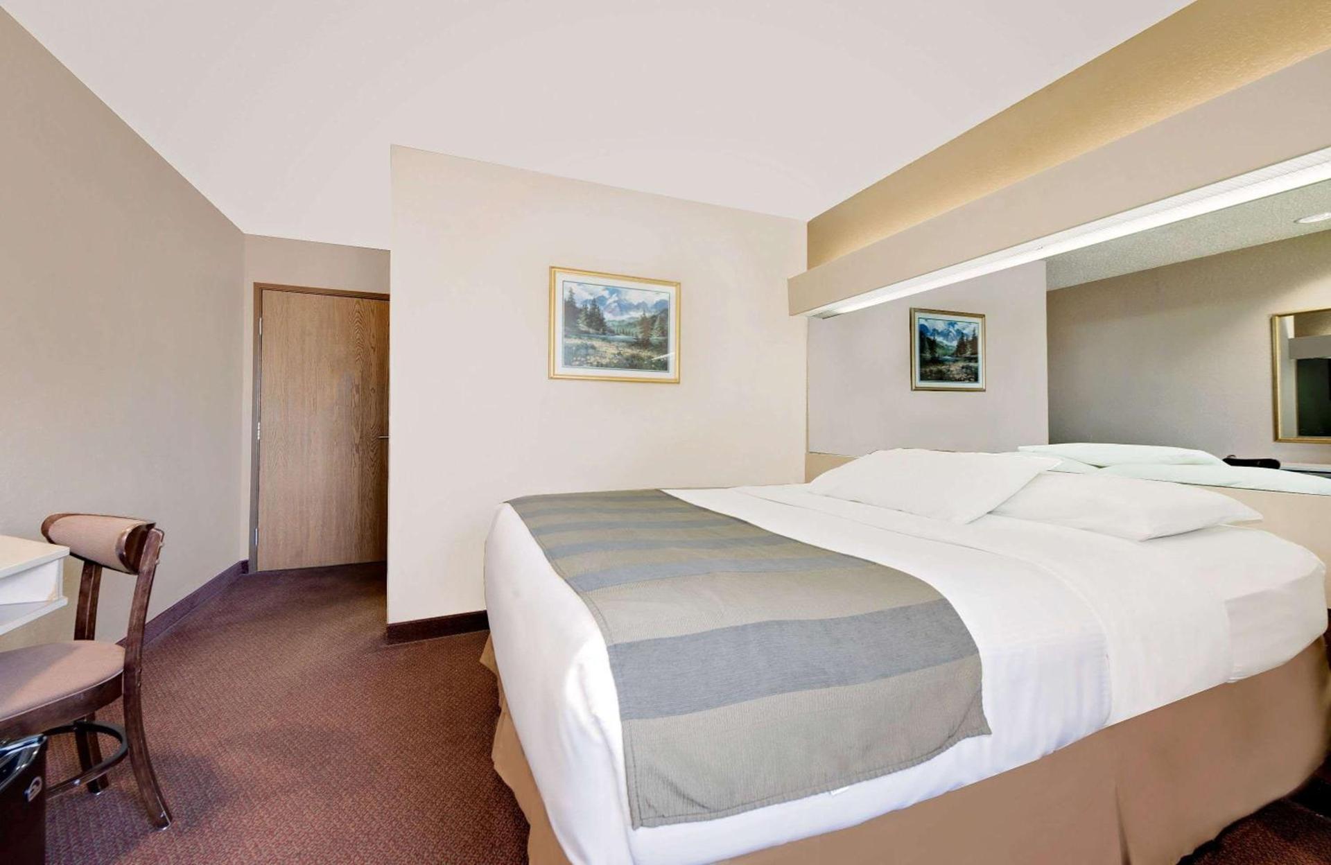 Microtel Inn & Suites by Wyndham Joplin photo 21