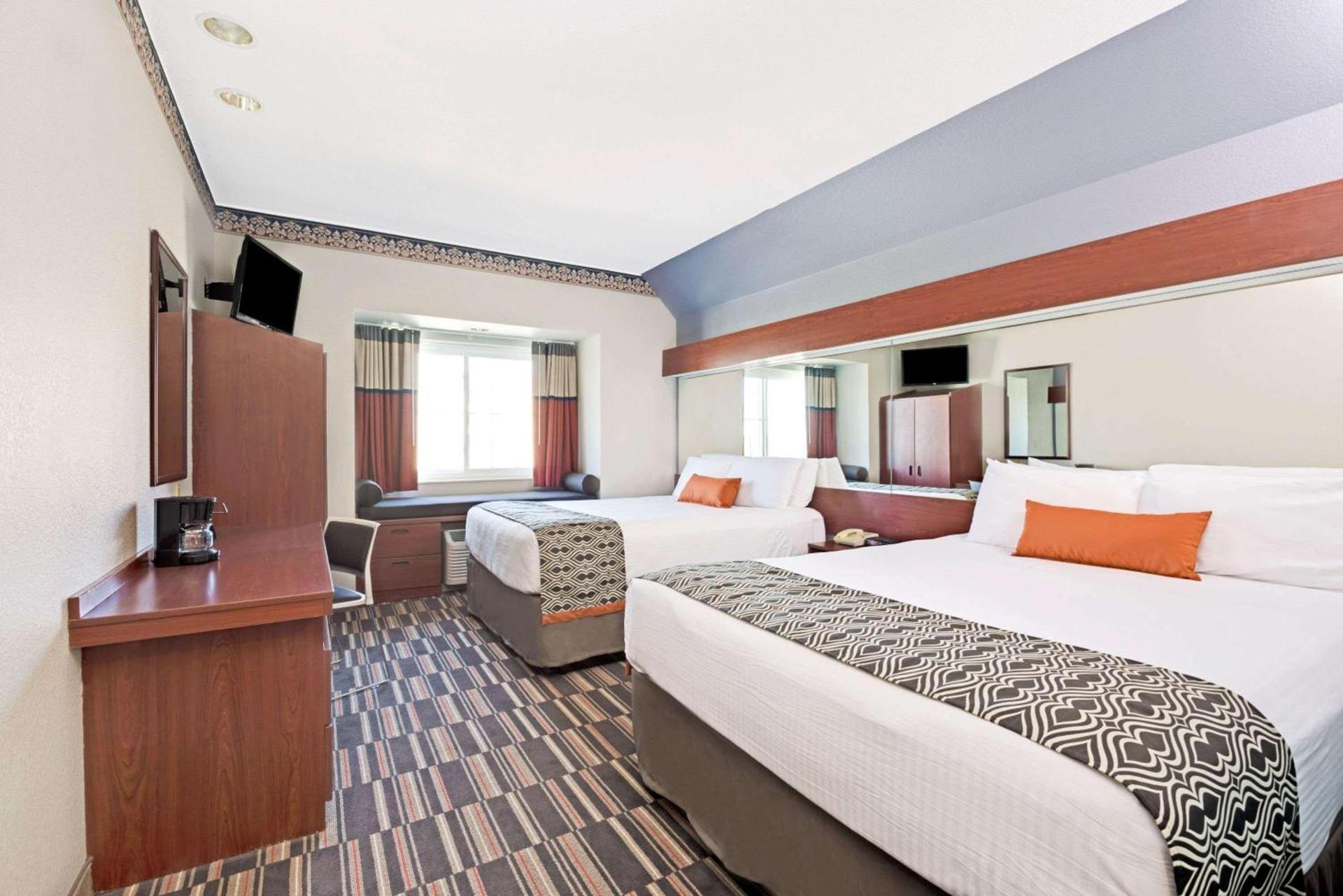 Microtel Inn & Suites Urbandale photo 20