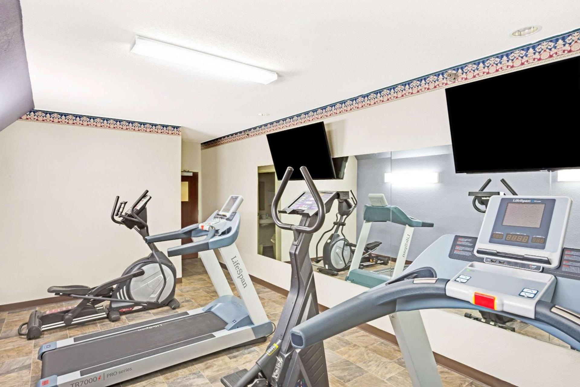 Microtel Inn & Suites Urbandale photo 19