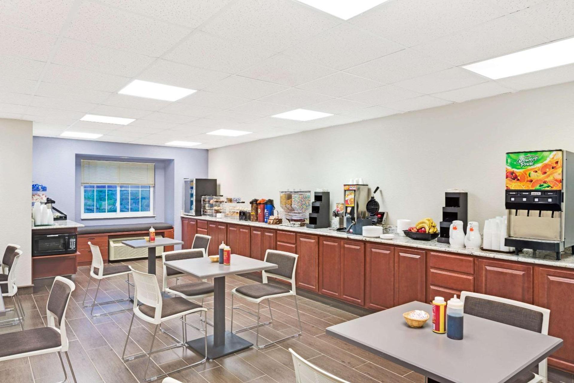 Microtel Inn & Suites Urbandale photo 18
