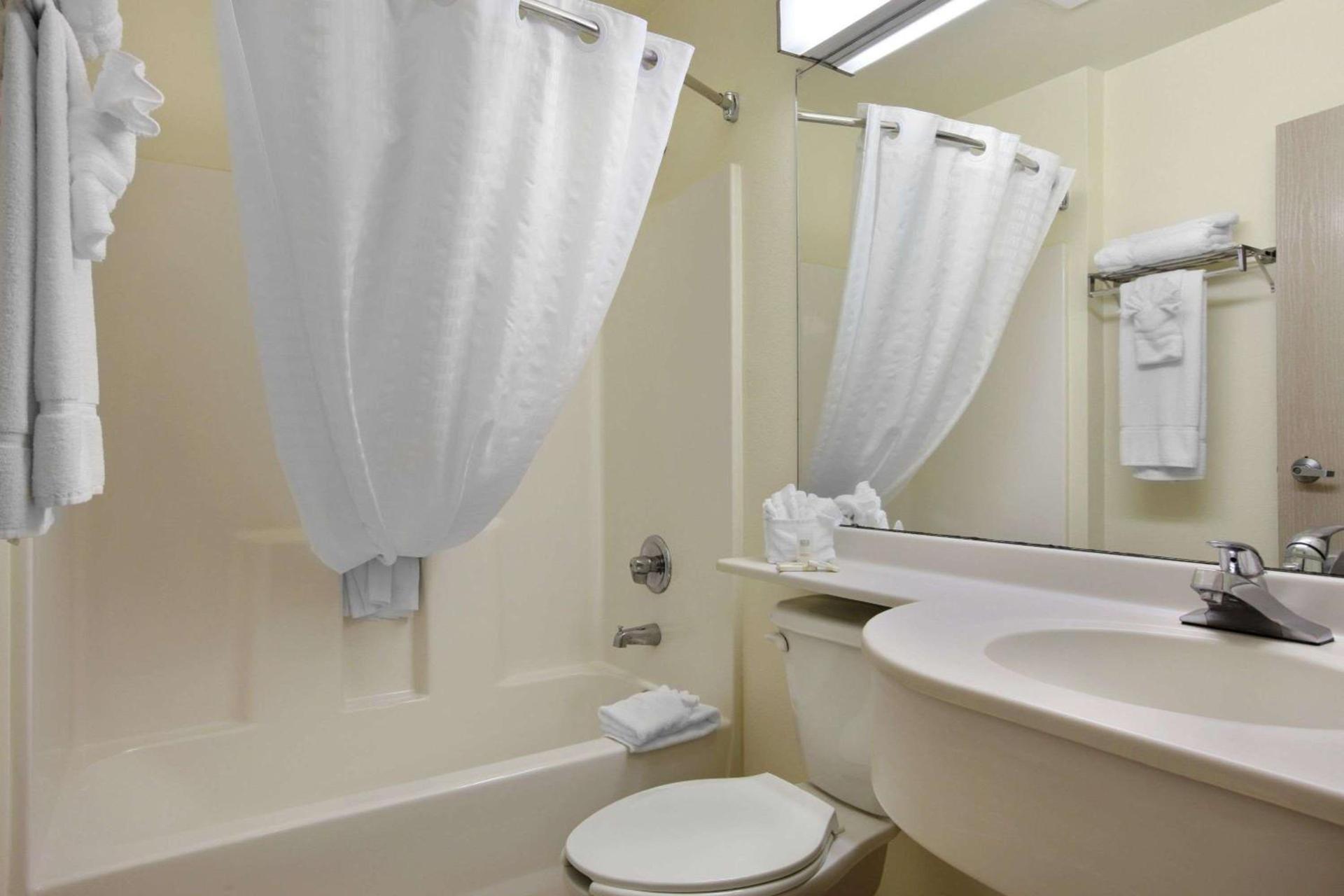 Microtel Inn & Suites by Wyndham Palm Coast I-95 photo 37