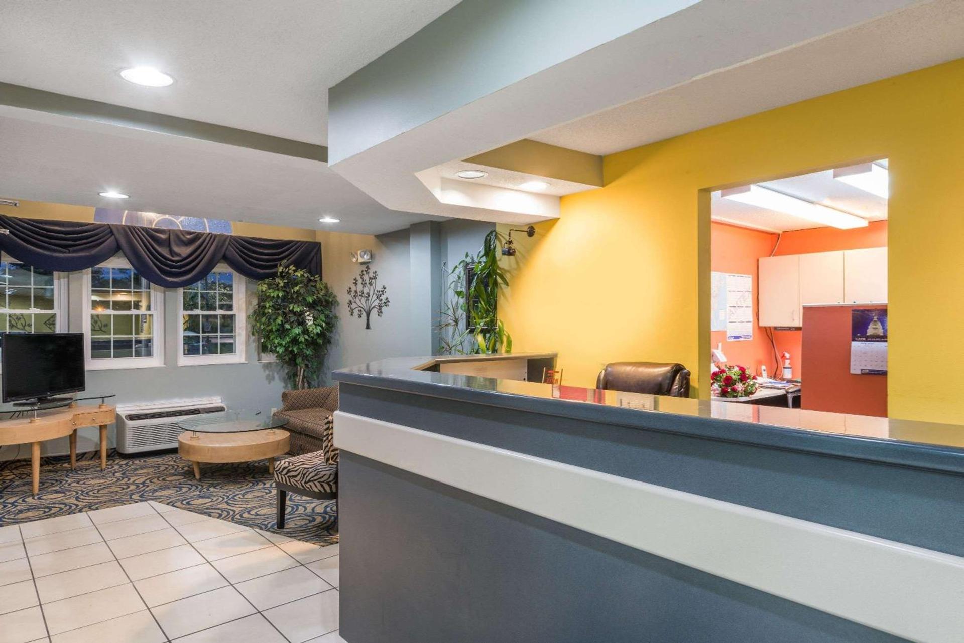 Microtel Inn & Suites by Wyndham Riverside photo 25