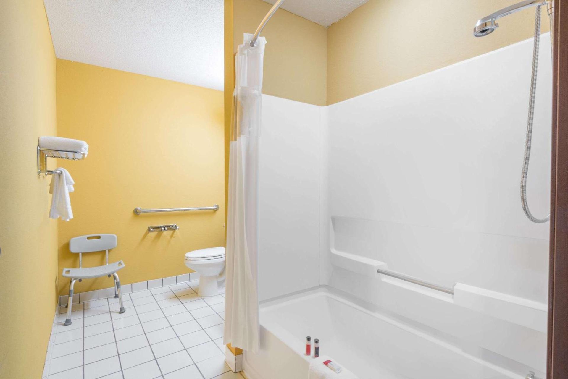 Microtel Inn & Suites by Wyndham Riverside photo 24
