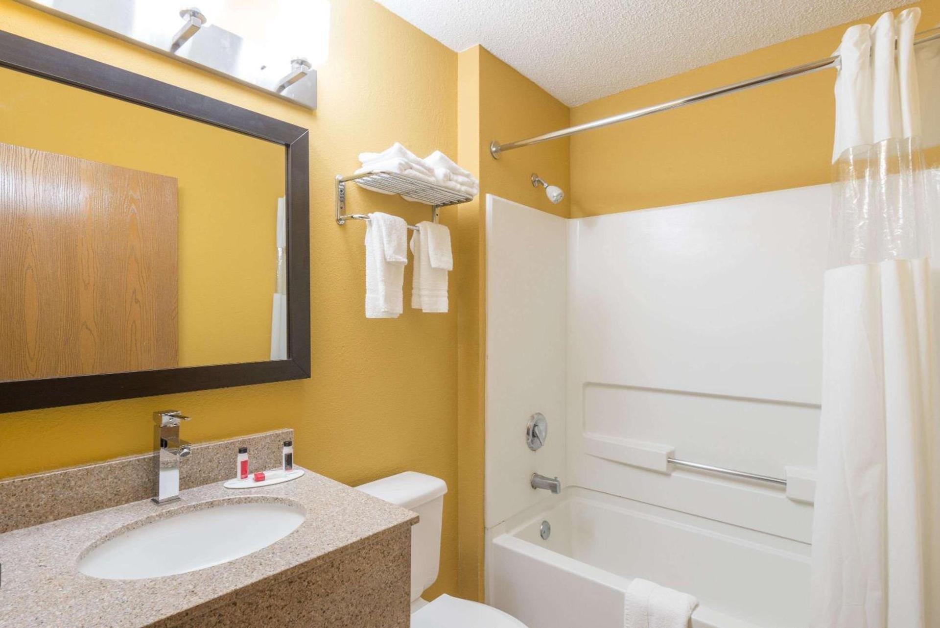 Microtel Inn & Suites by Wyndham Riverside photo 23