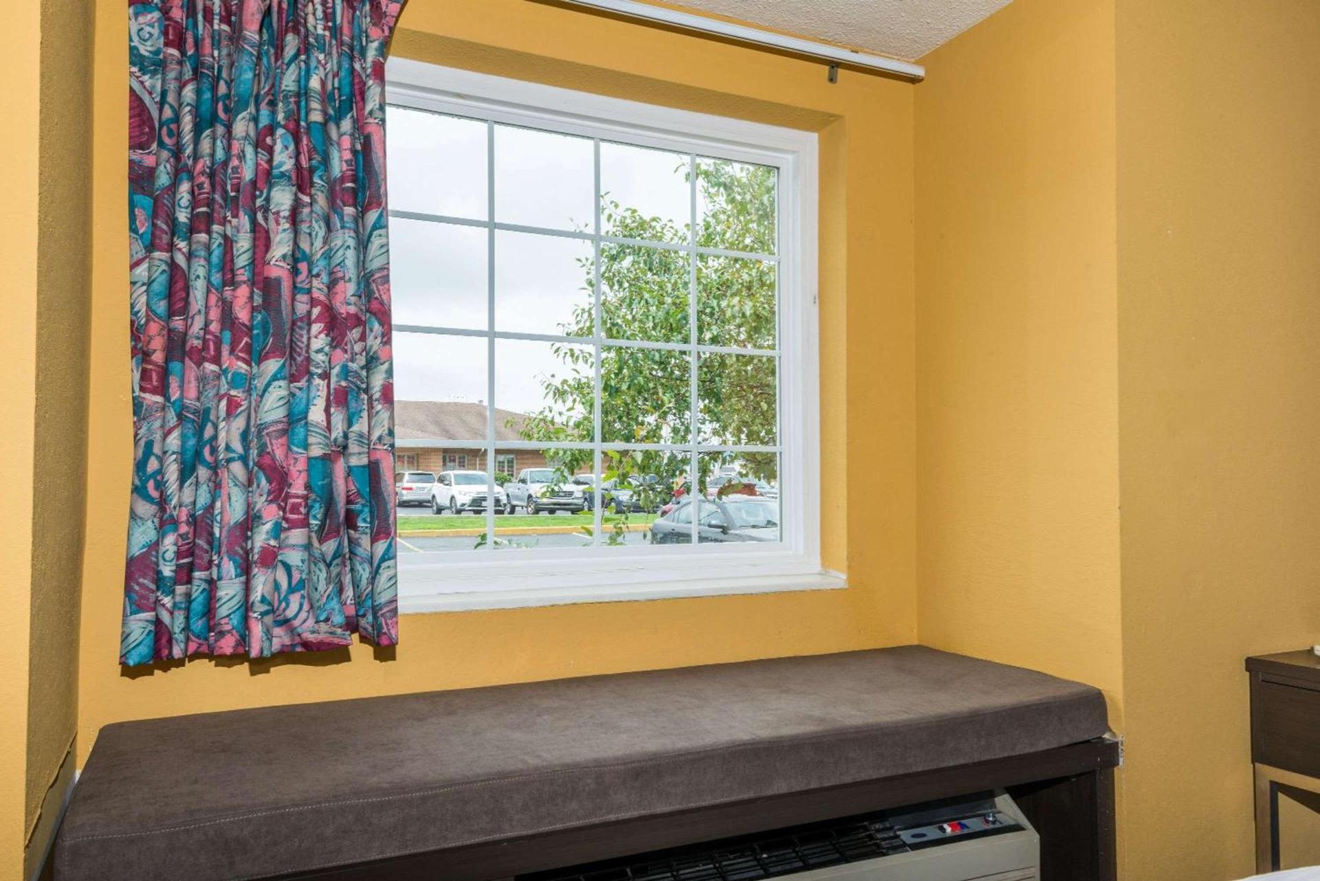 Microtel Inn & Suites by Wyndham Riverside photo 22