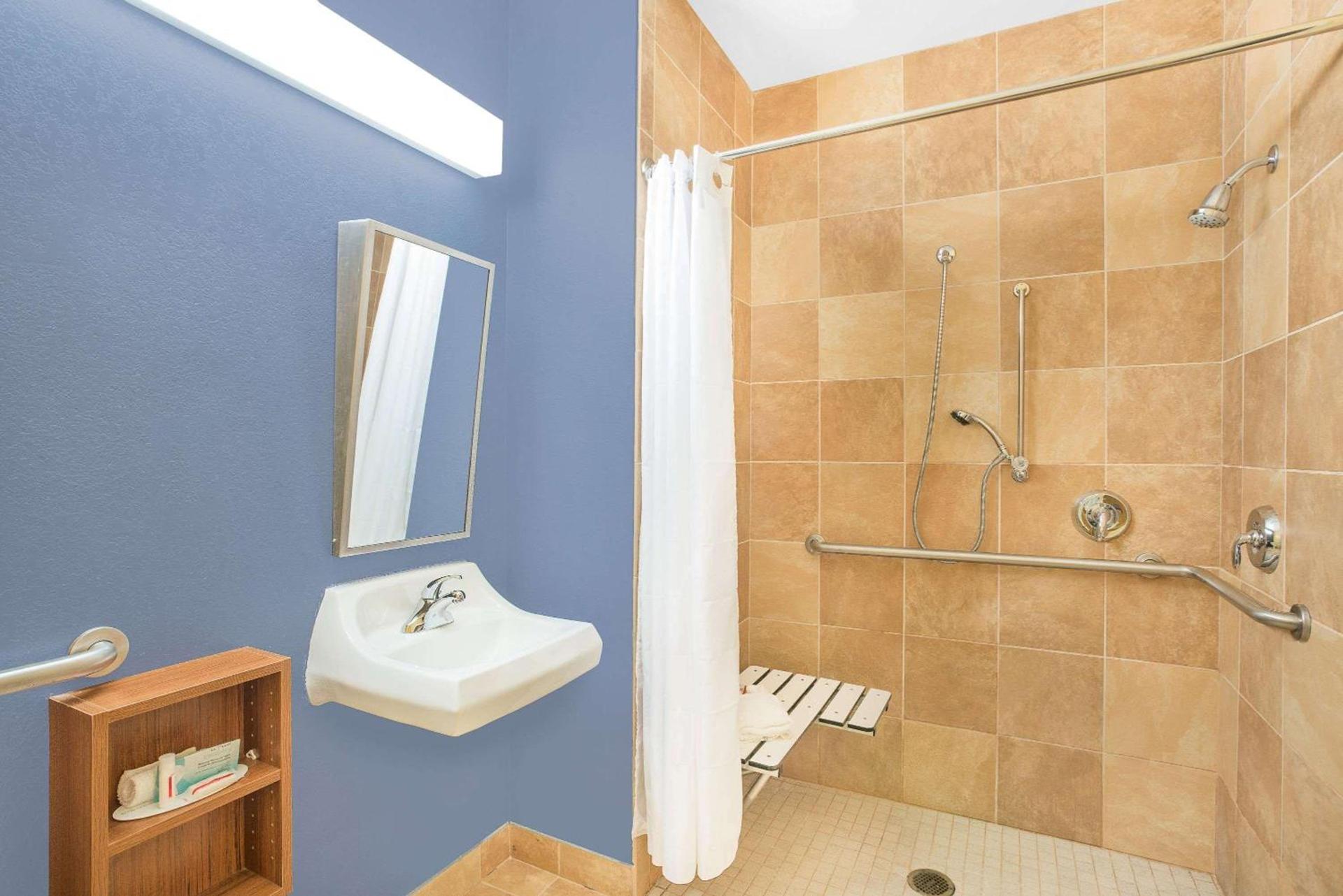 Microtel Inn & Suites Chili/Rochester photo 34