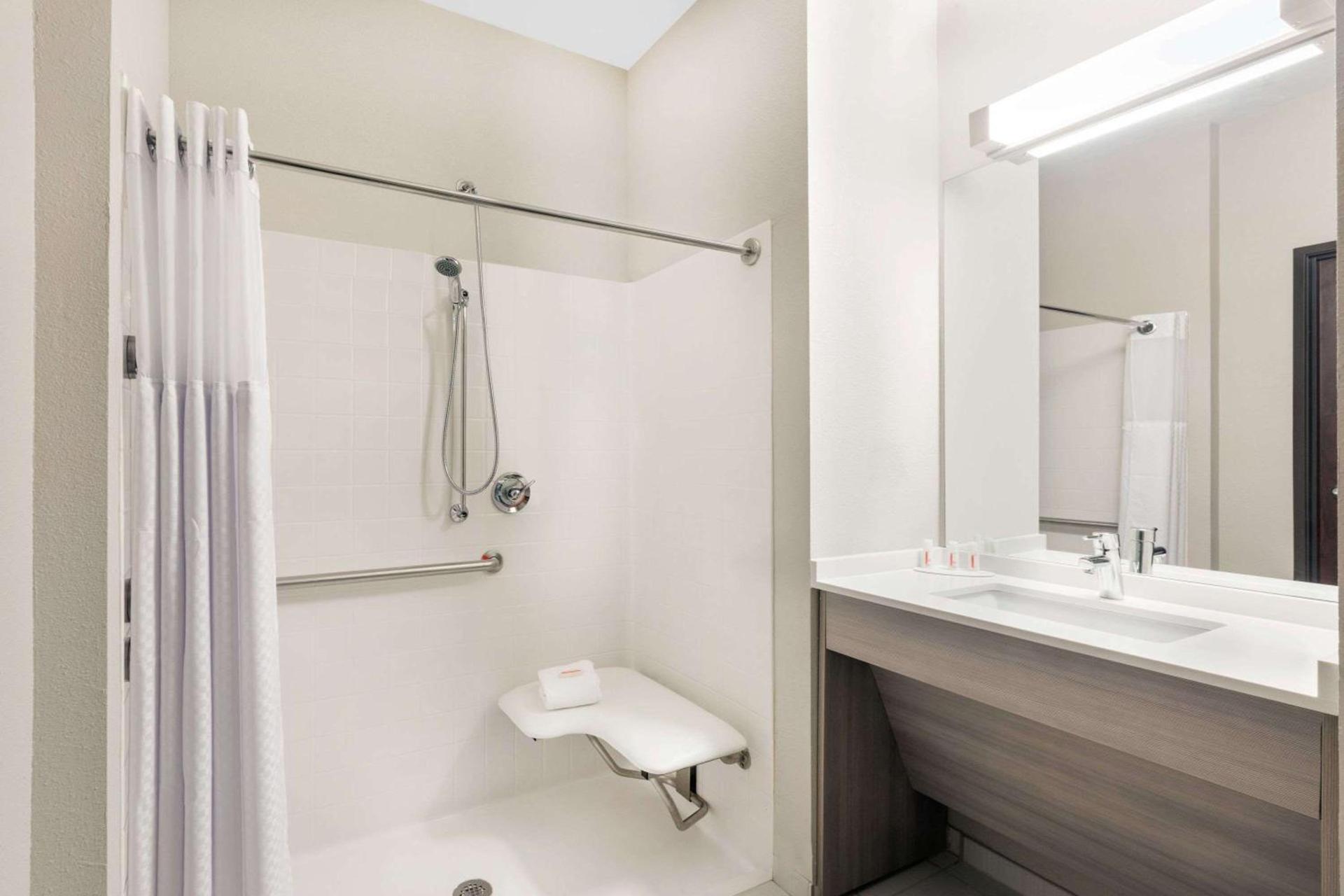 Microtel Inn & Suites by Wyndham Perry photo 22