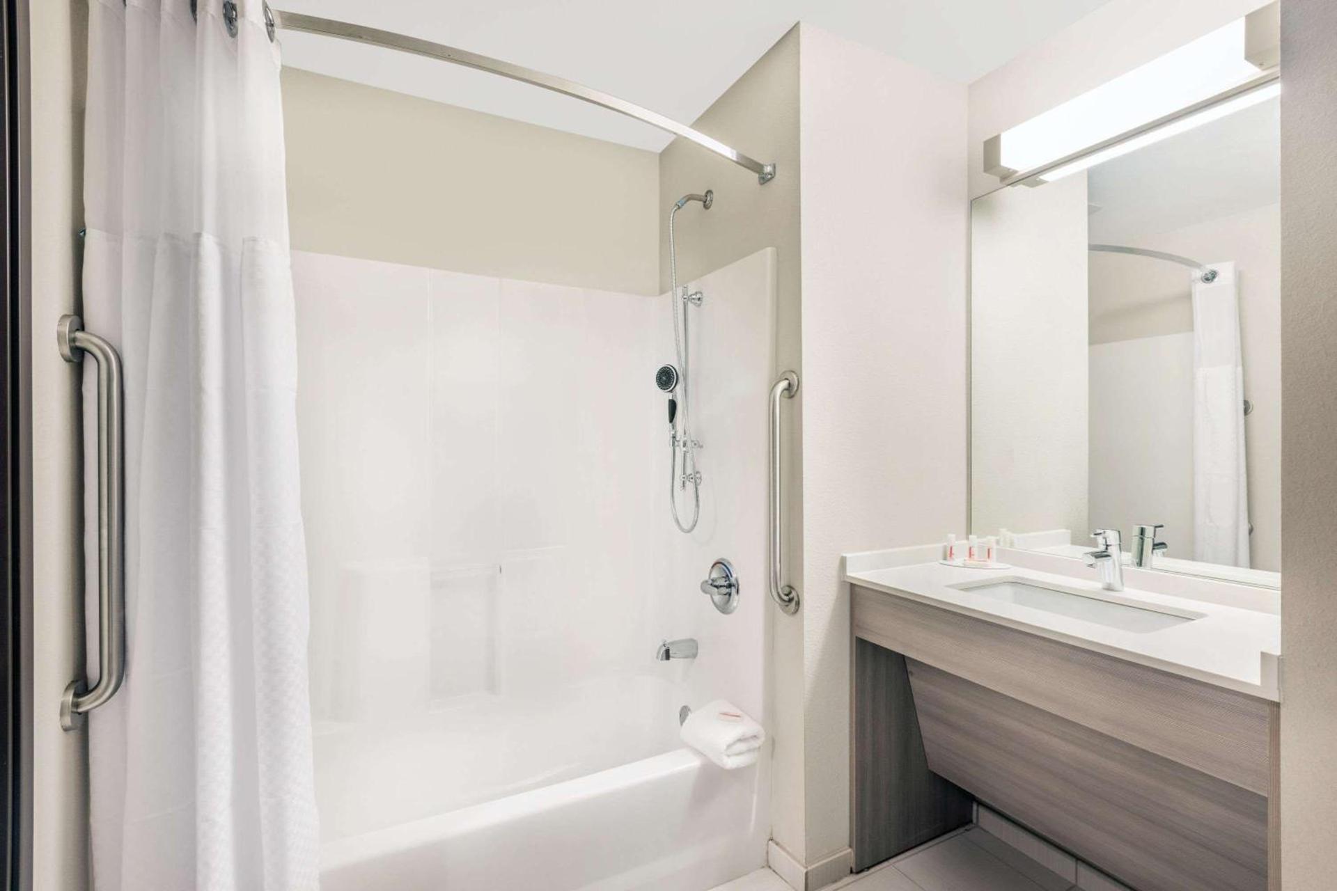 Microtel Inn & Suites by Wyndham Perry photo 28