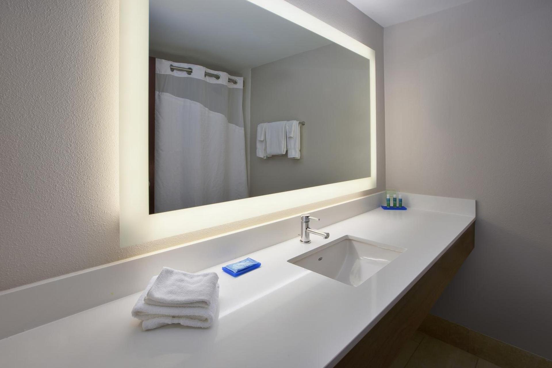 Holiday Inn Express Hotel & Suites Cincinnati Northeast-Milford by IHG photo 11