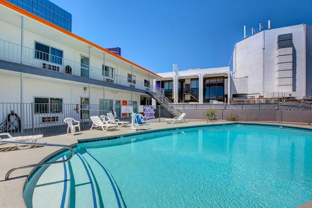 Siegel Select LV Strip-Convention Center photo 4