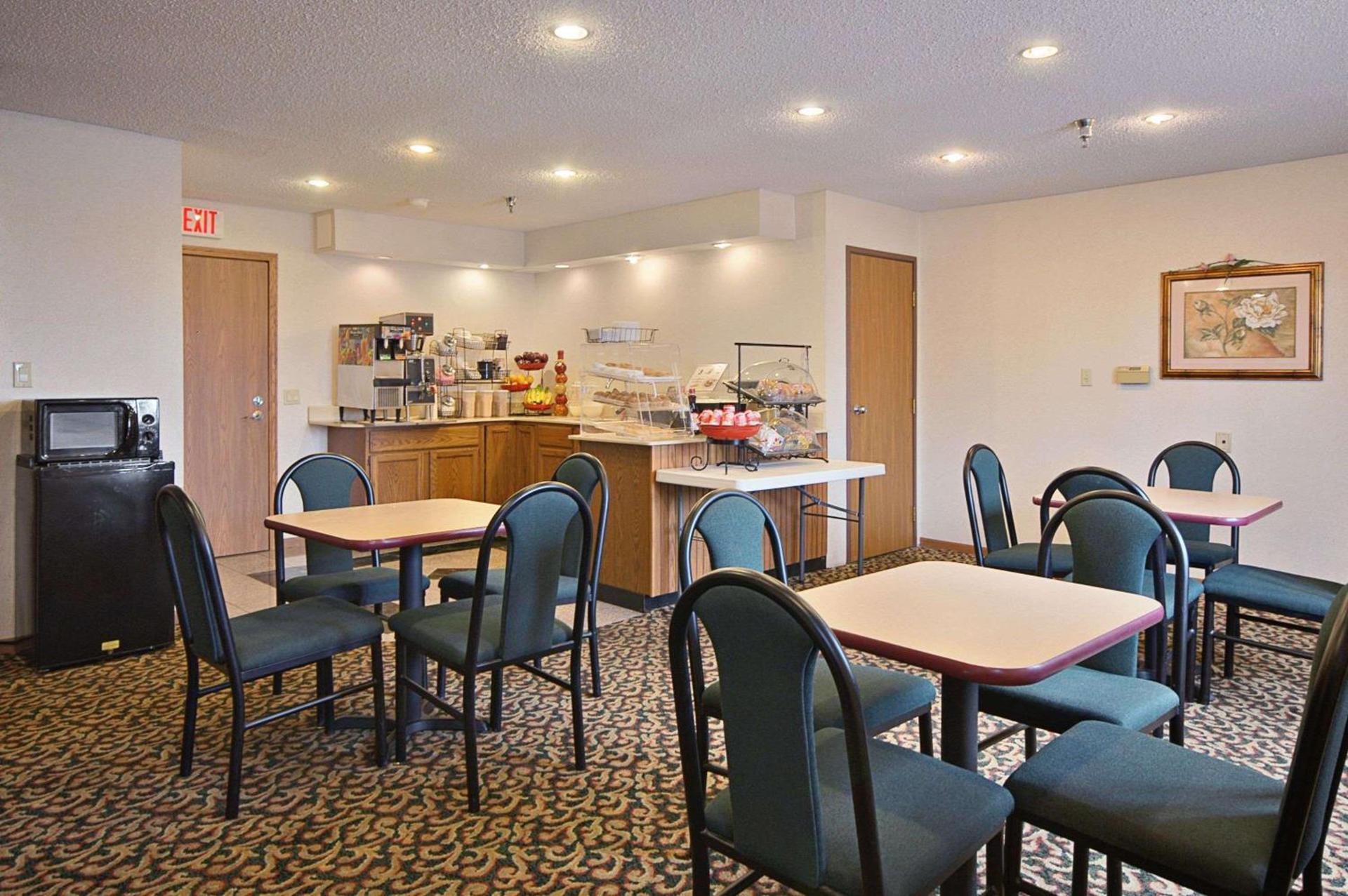 Super 8 by Wyndham Crawfordsville photo 14
