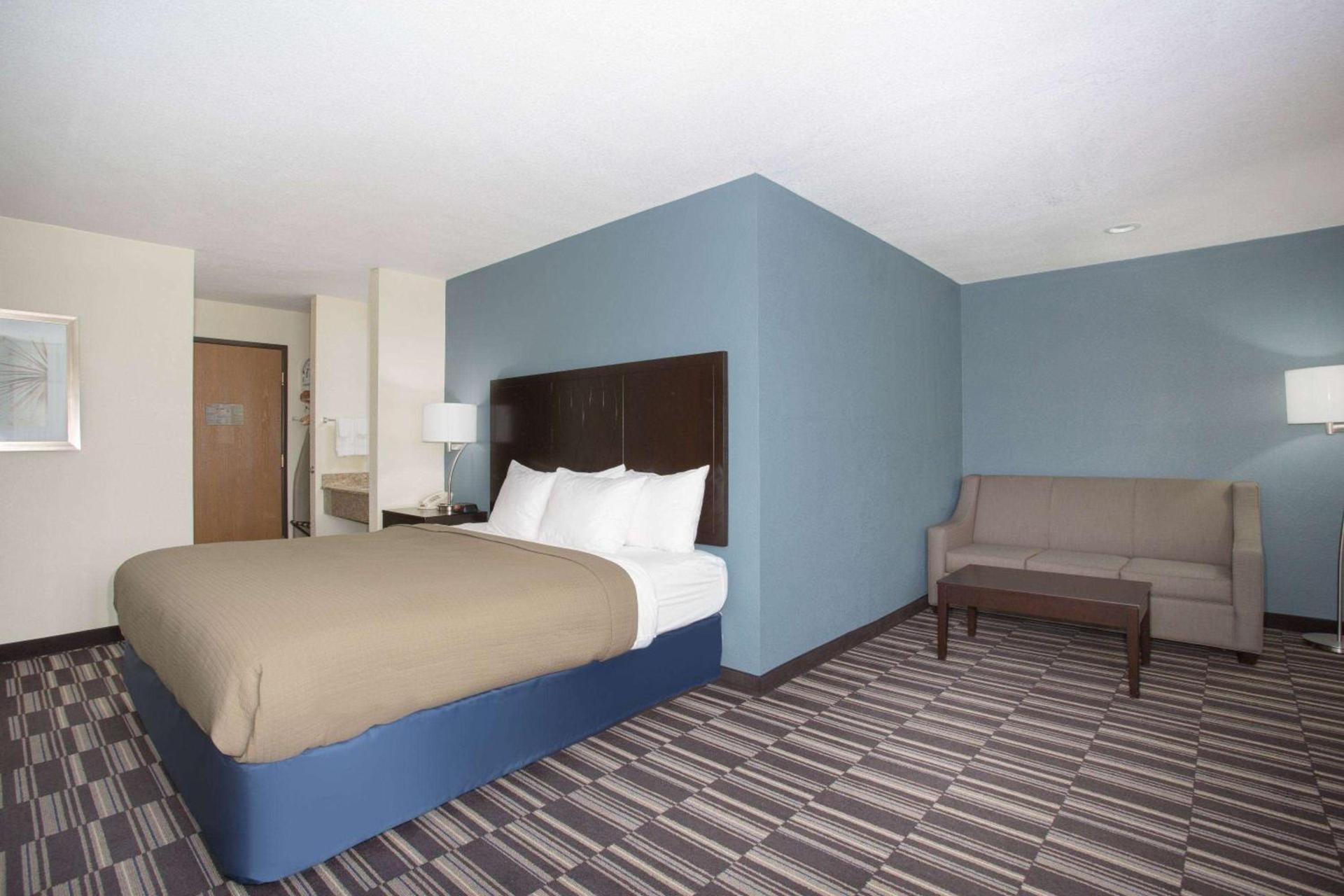 AmericInn by Wyndham Mount Pleasant photo 12