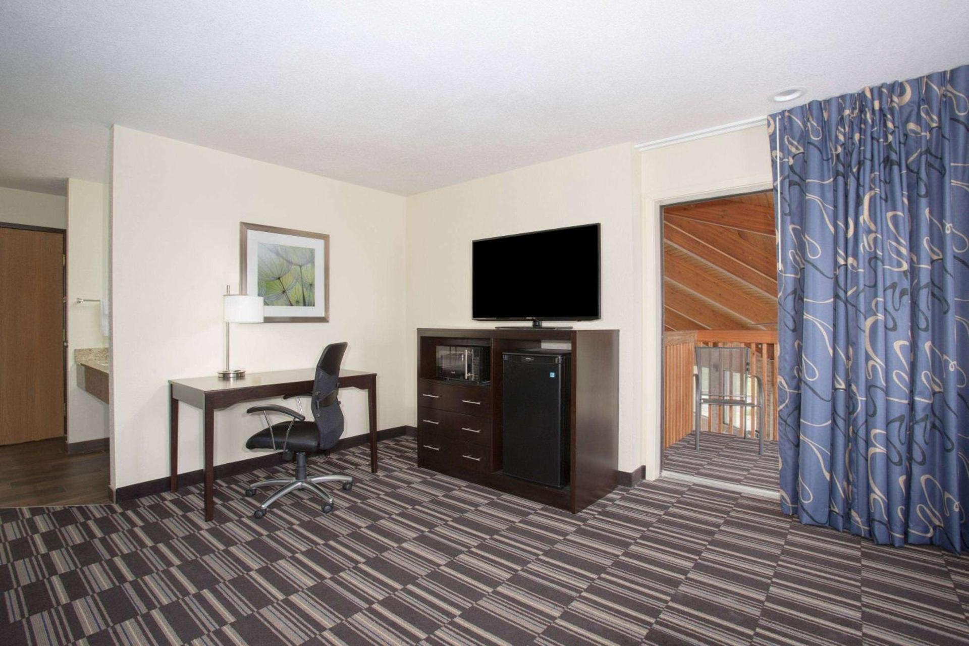 AmericInn by Wyndham Mount Pleasant photo 20