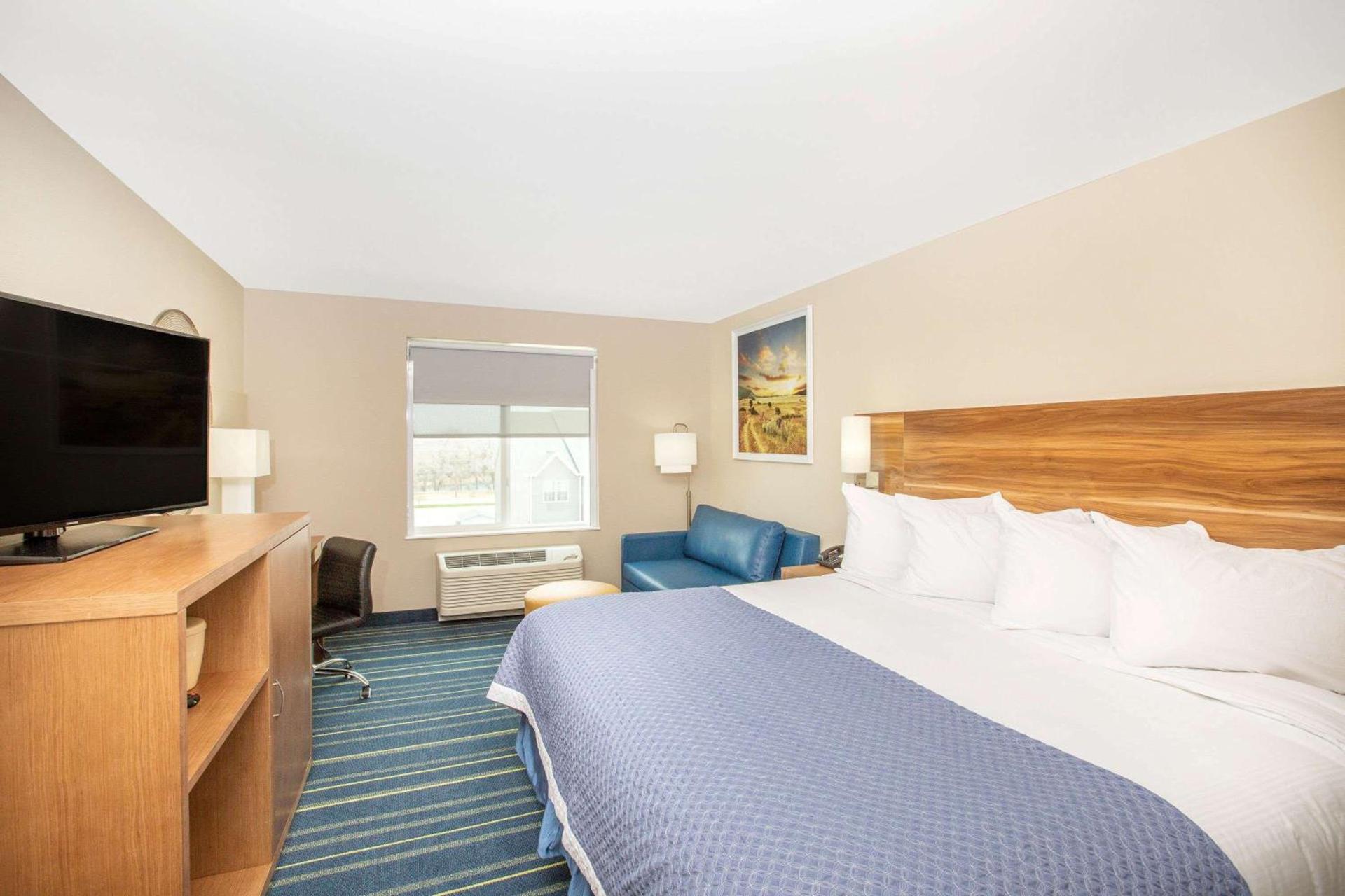 Days Inn & Suites by Wyndham Kearney NE photo 8