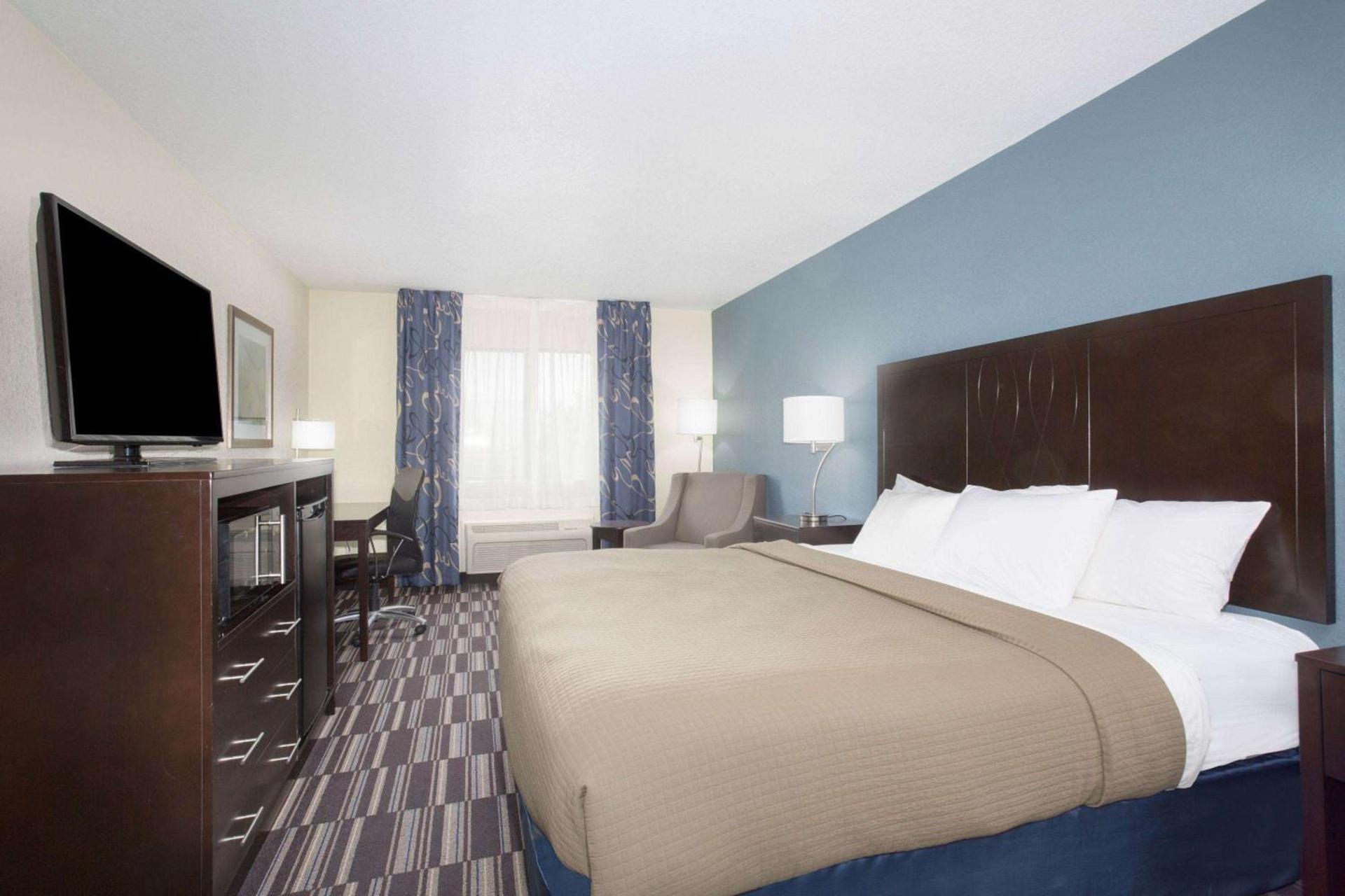 AmericInn by Wyndham Mount Pleasant photo 13