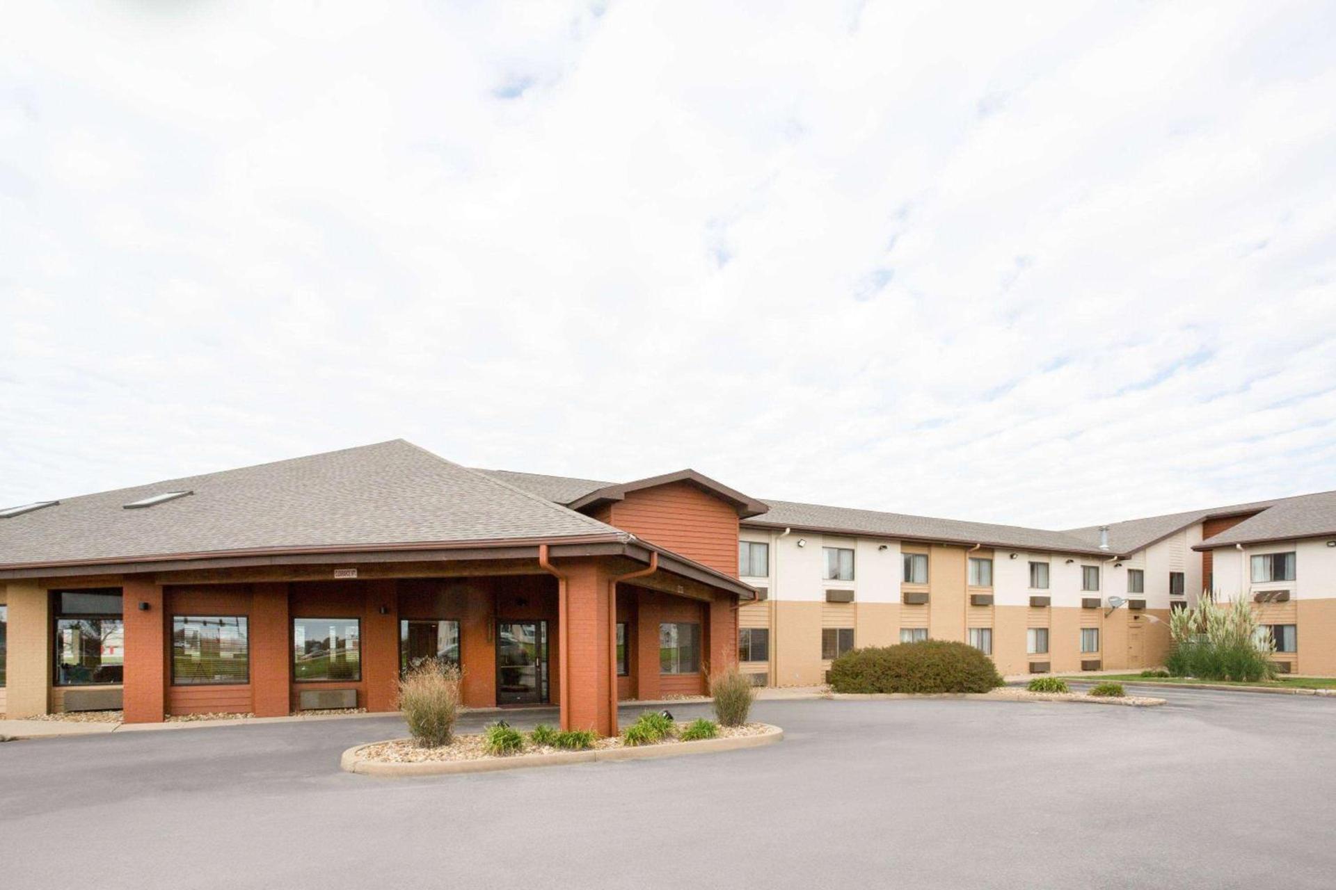 AmericInn by Wyndham Mount Pleasant — hotel in Mount Pleasant