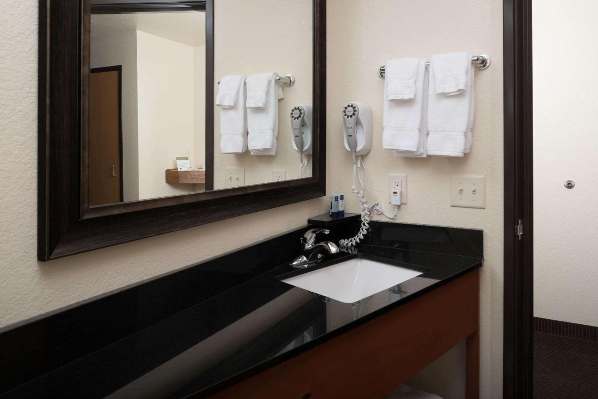 AmericInn by Wyndham Belle Fourche photo 37