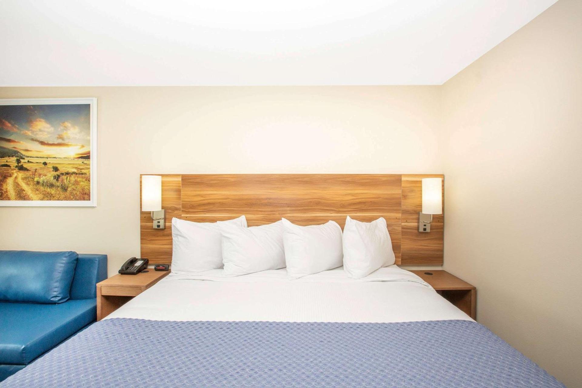 Days Inn & Suites by Wyndham Kearney NE photo 5