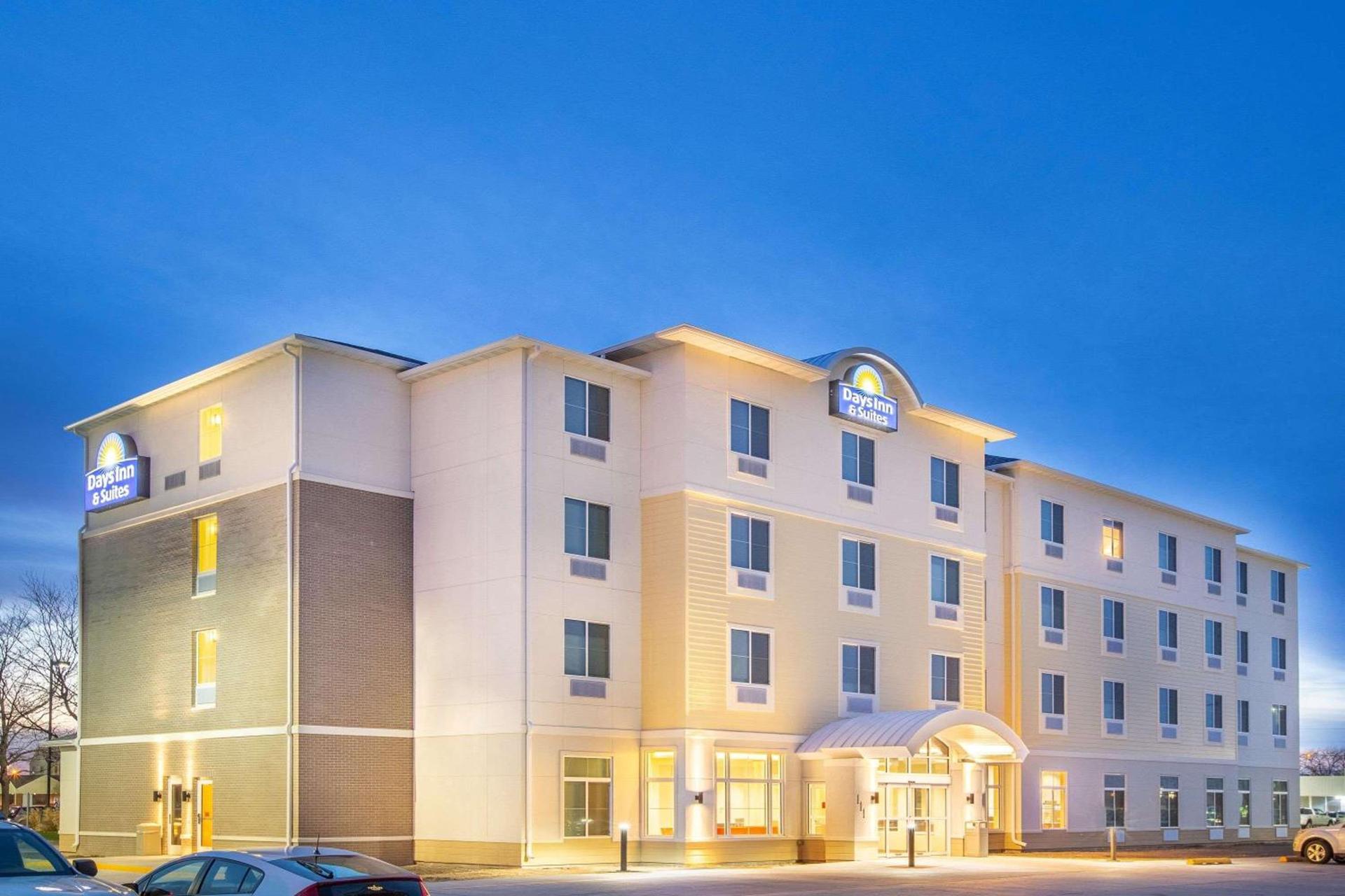 Days Inn & Suites by Wyndham Kearney NE photo 2