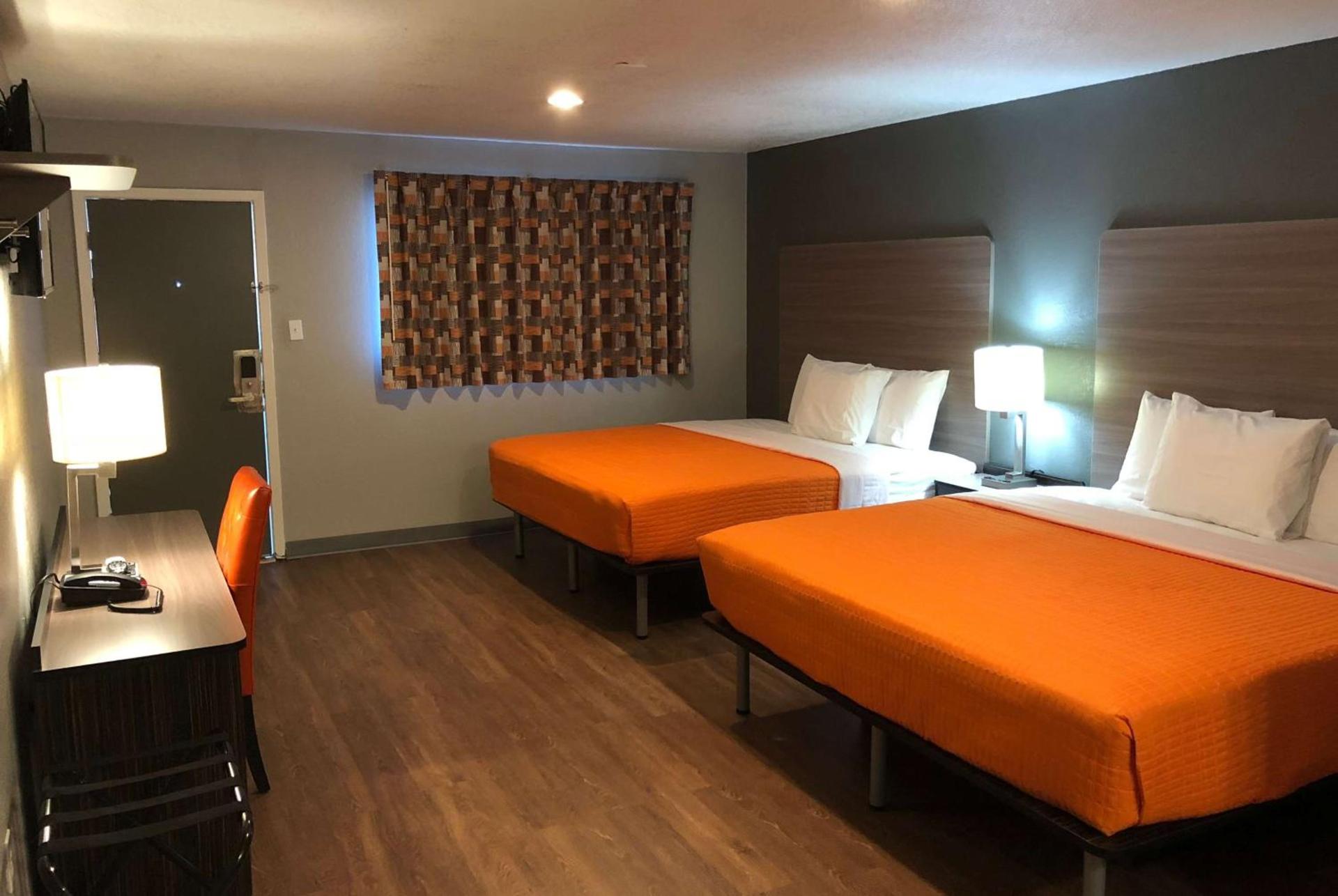 Super 8 by Wyndham Sonora photo 2