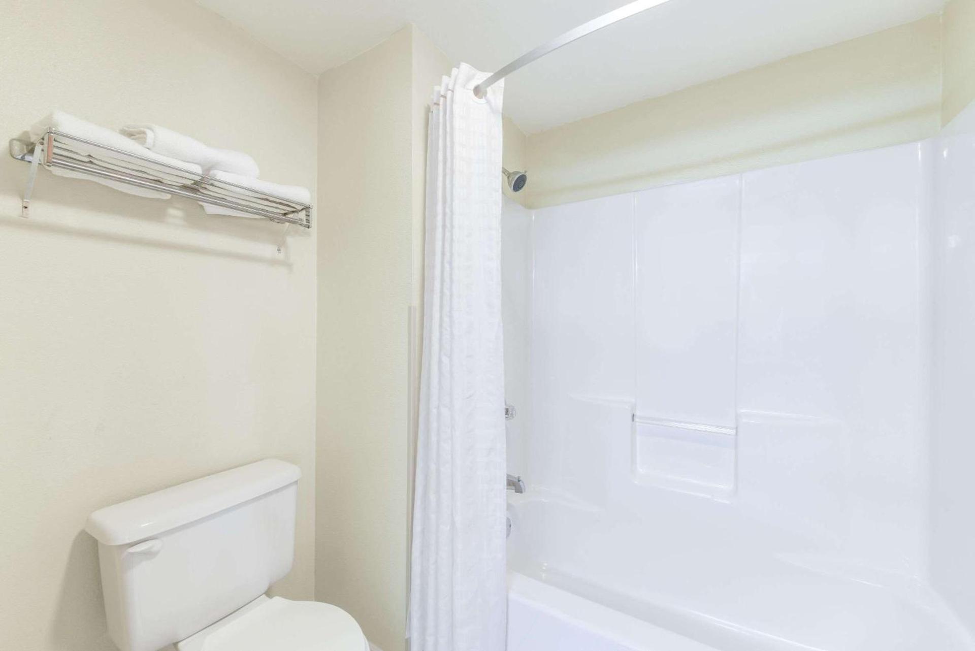 Super 8 by Wyndham Burleson Fort Worth Area photo 5