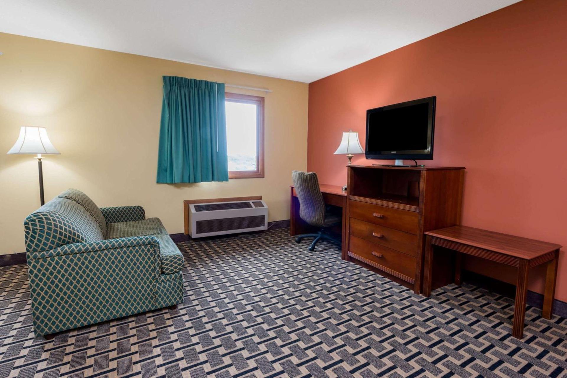 Super 8 by Wyndham Staunton photo 9