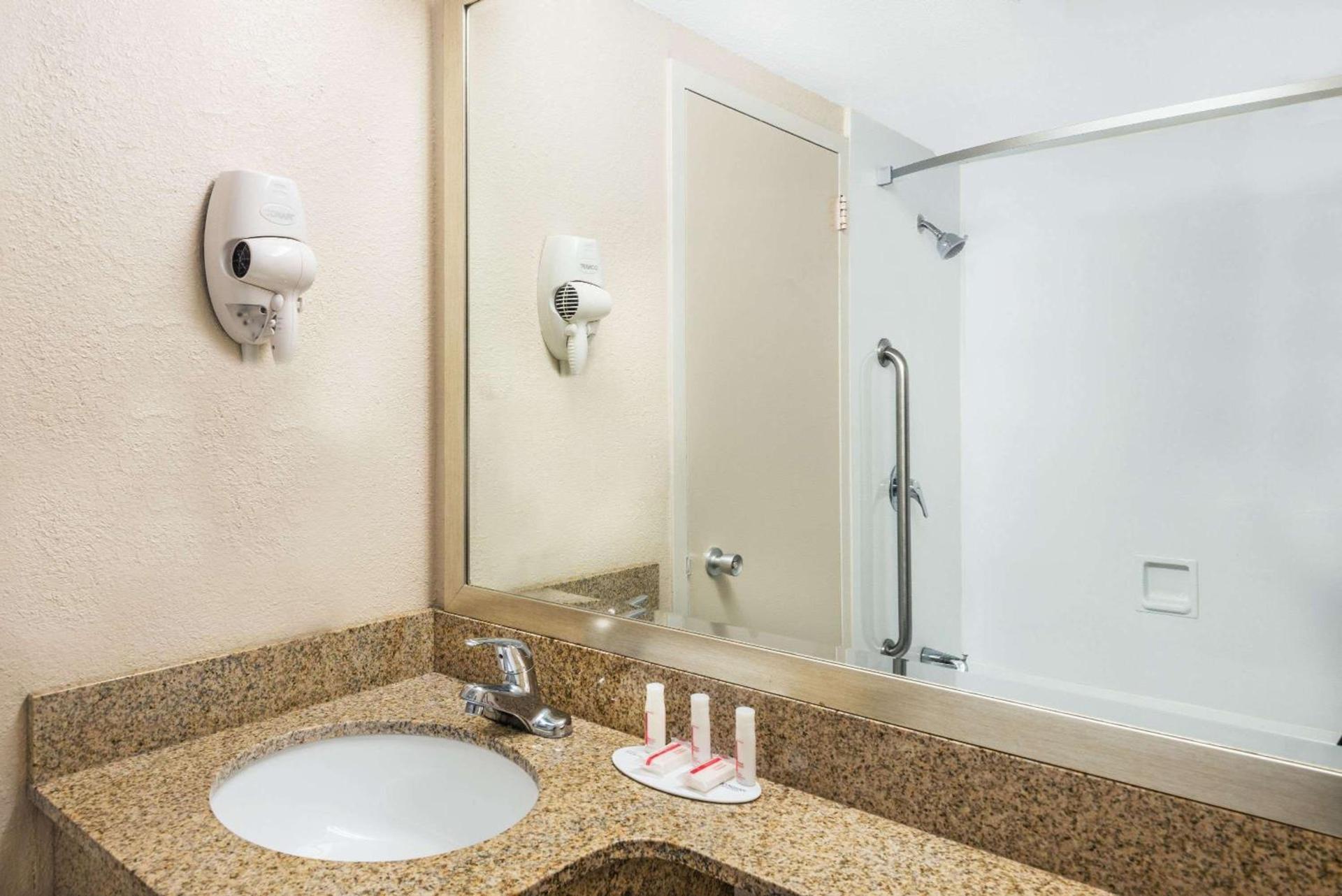 Howard Johnson by Wyndham Bangor photo 8