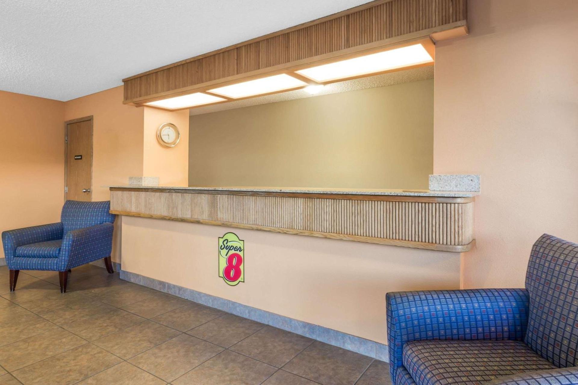 Super 8 by Wyndham LaGrande photo 4