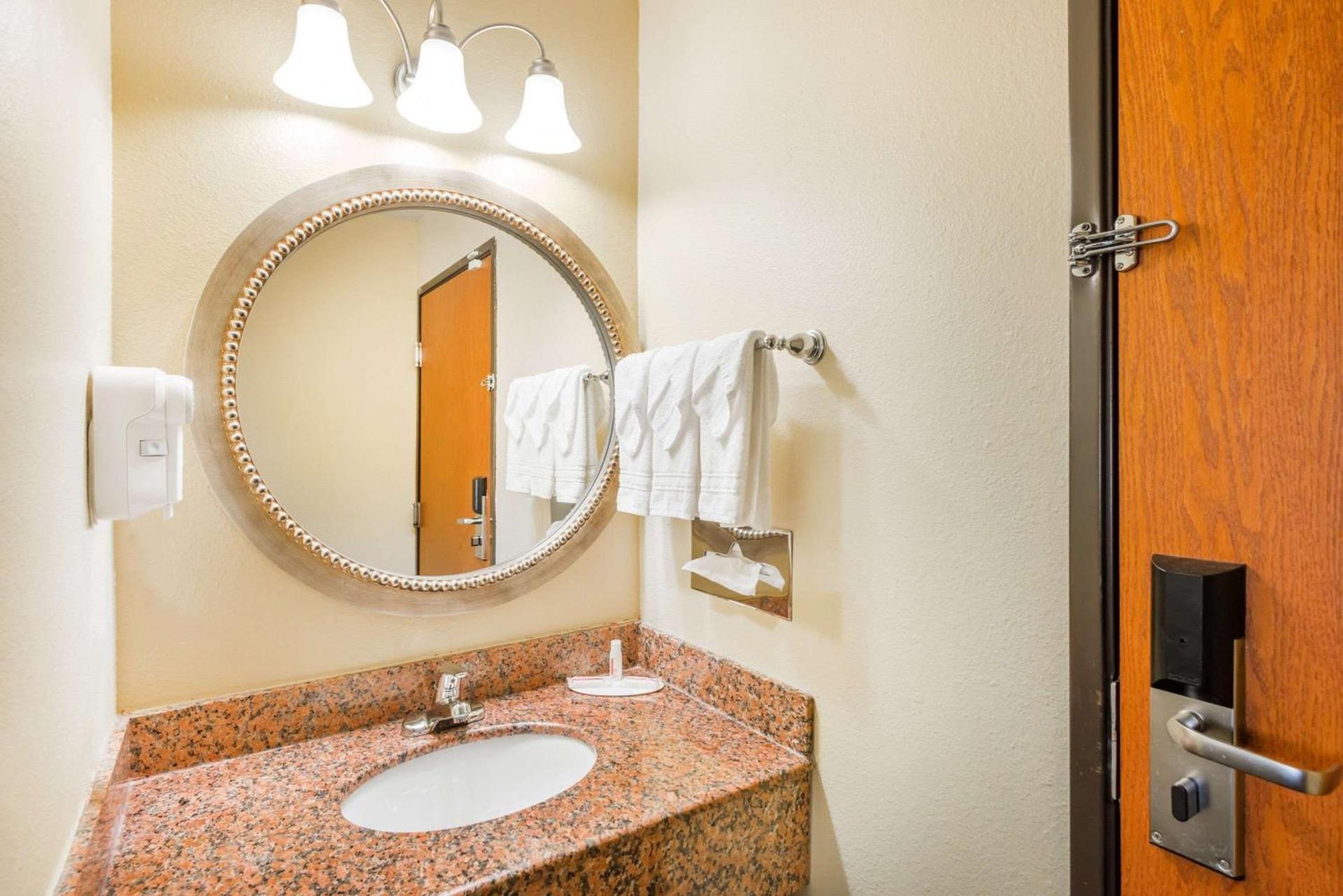 Super 8 by Wyndham Jacksonville photo 31