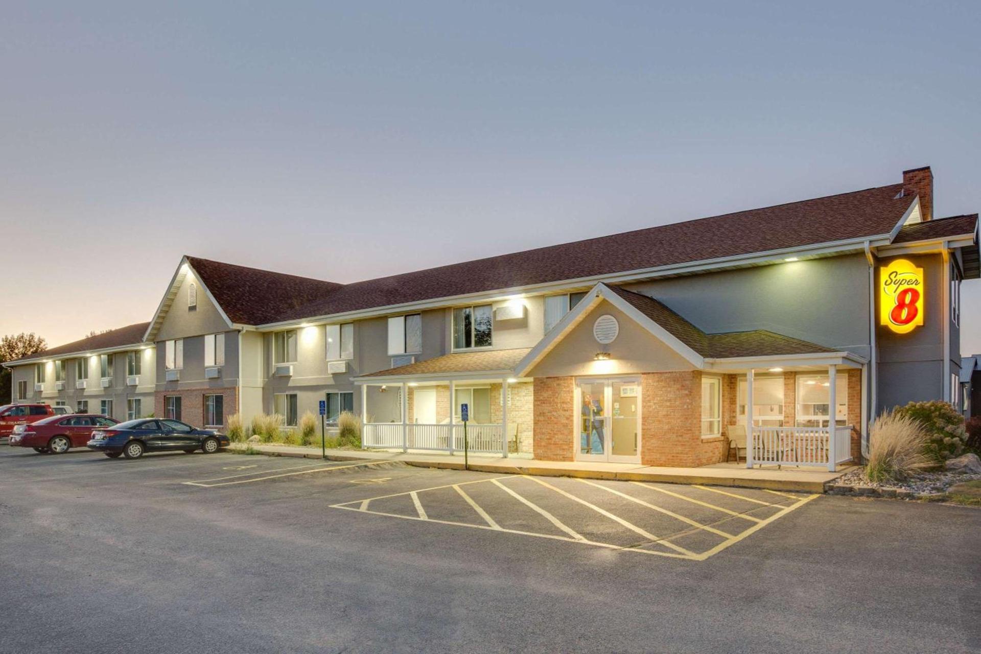 Super 8 by Wyndham Jackson MN photo 2