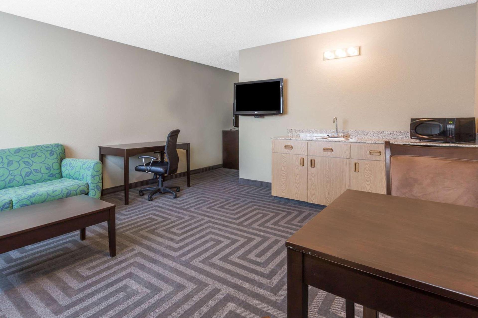 Super 8 by Wyndham LaGrande photo 13