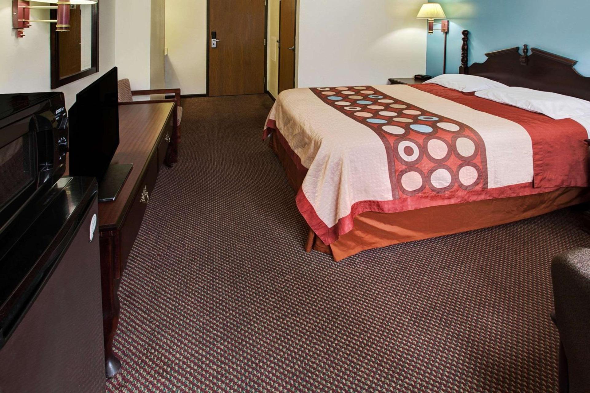 Super 8 by Wyndham Heath/Newark photo 6