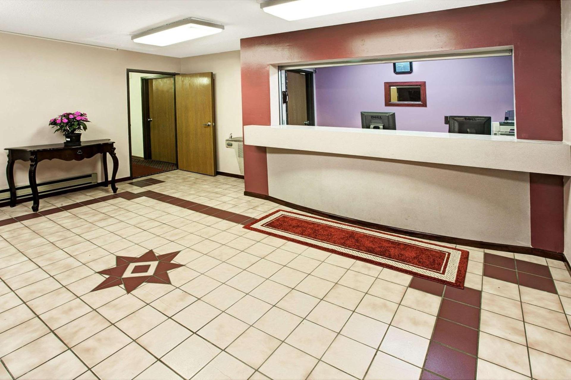 Super 8 by Wyndham Heath/Newark photo 4