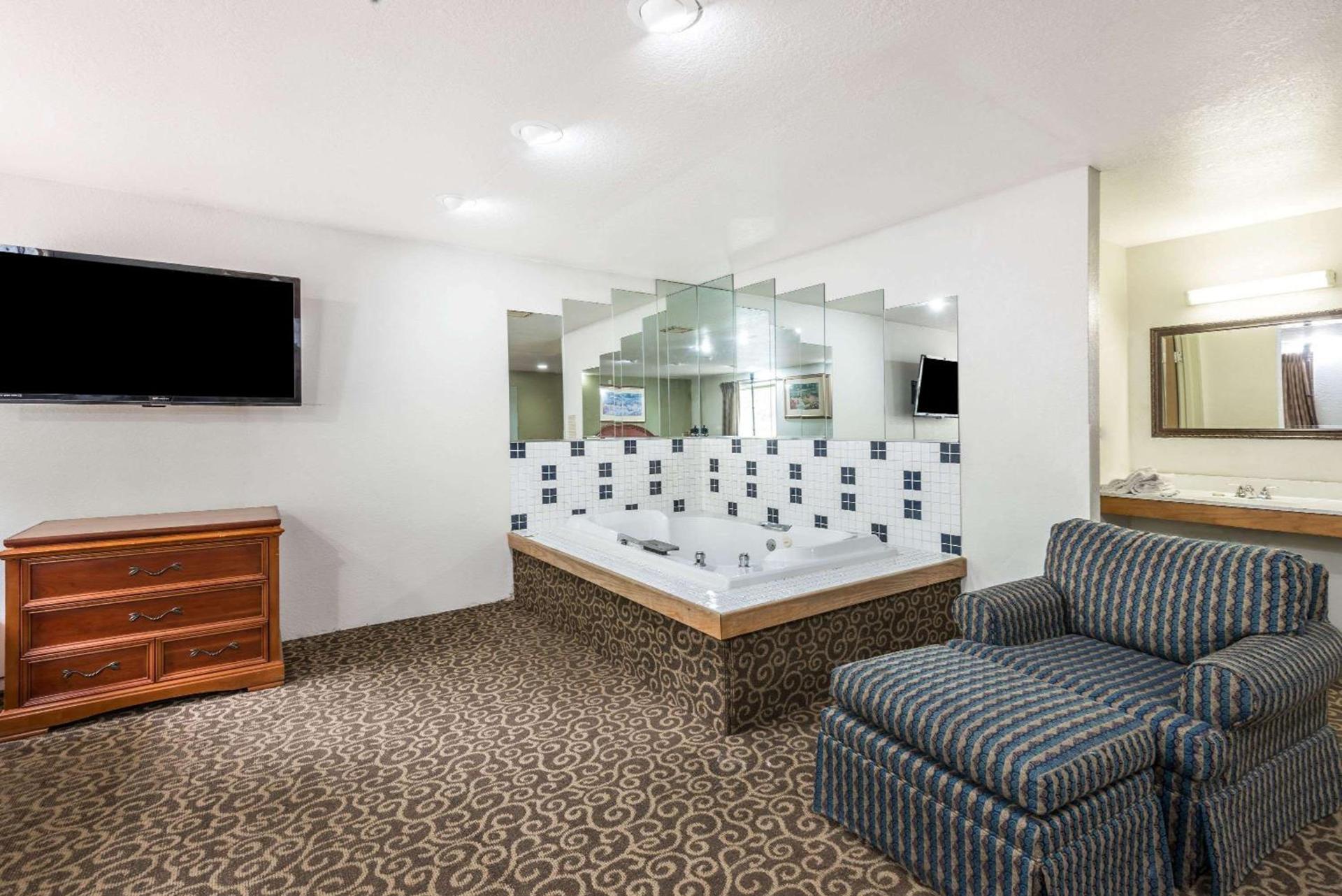 Super 8 by Wyndham Pittsburgh/Monroeville photo 14