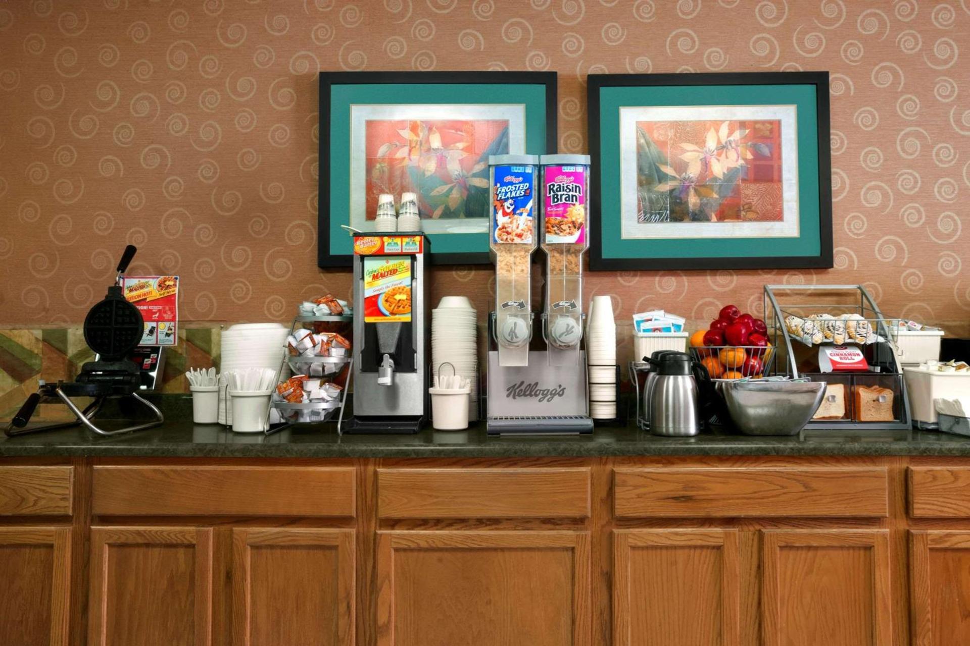 Super 8 by Wyndham East Peoria photo 20