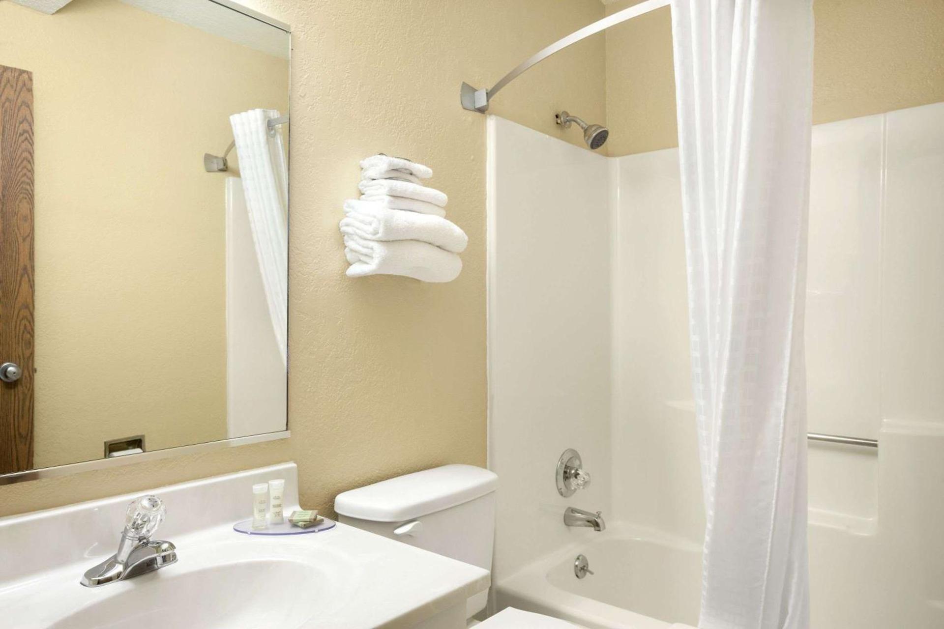 Super 8 by Wyndham Fairview Heights-St. Louis photo 31
