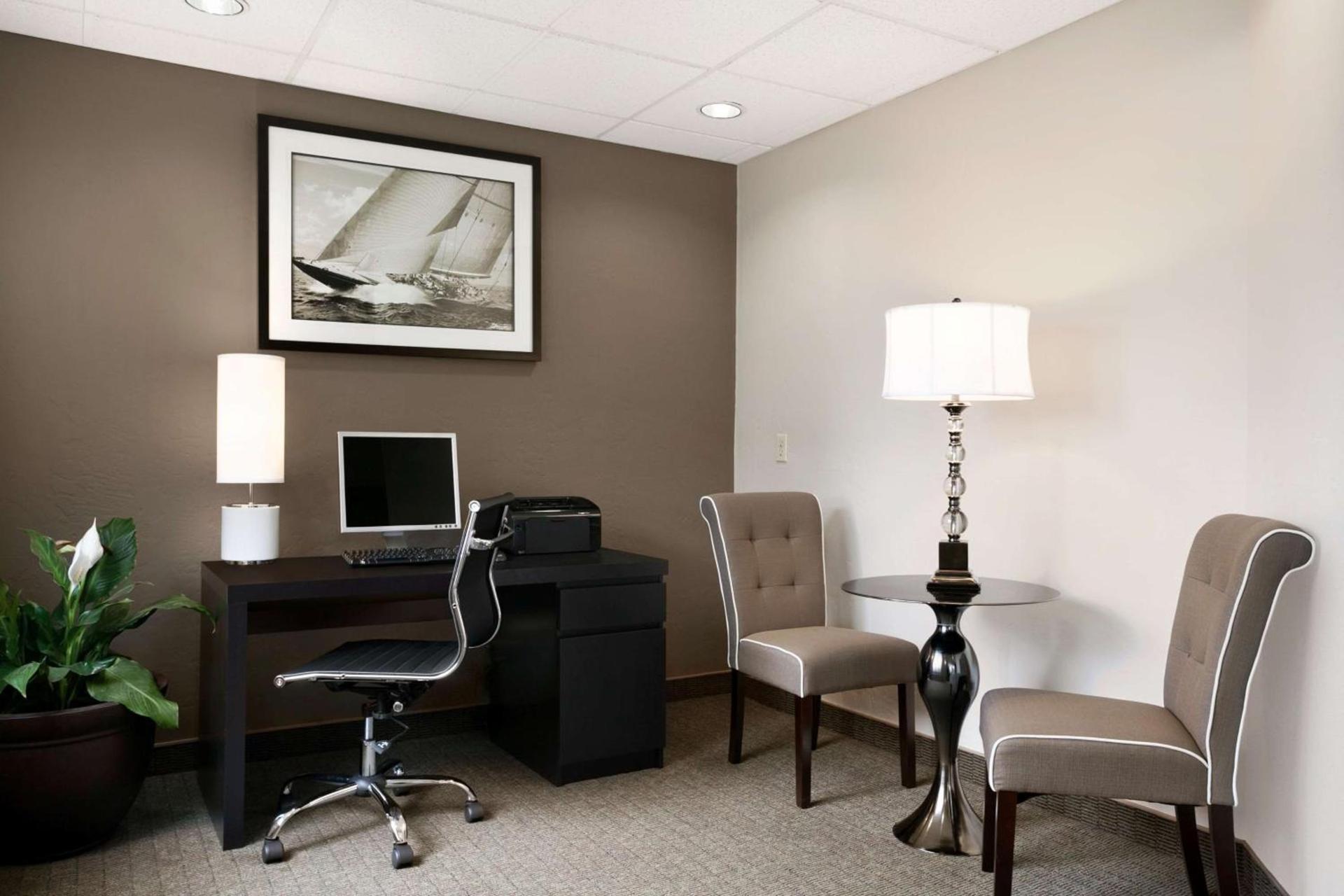 Super 8 by Wyndham Portland Airport photo 42