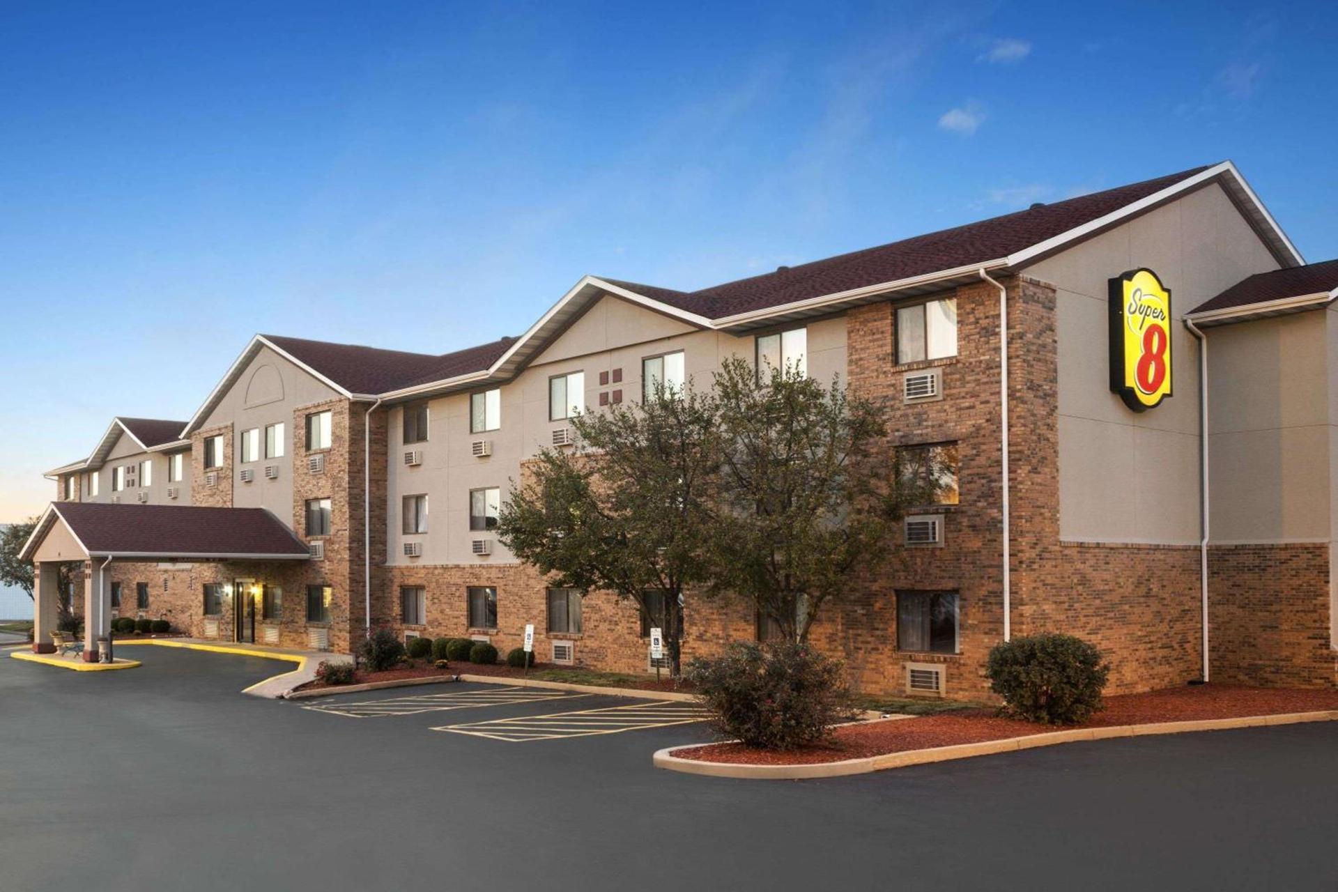 Super 8 by Wyndham Fairview Heights-St. Louis photo 2