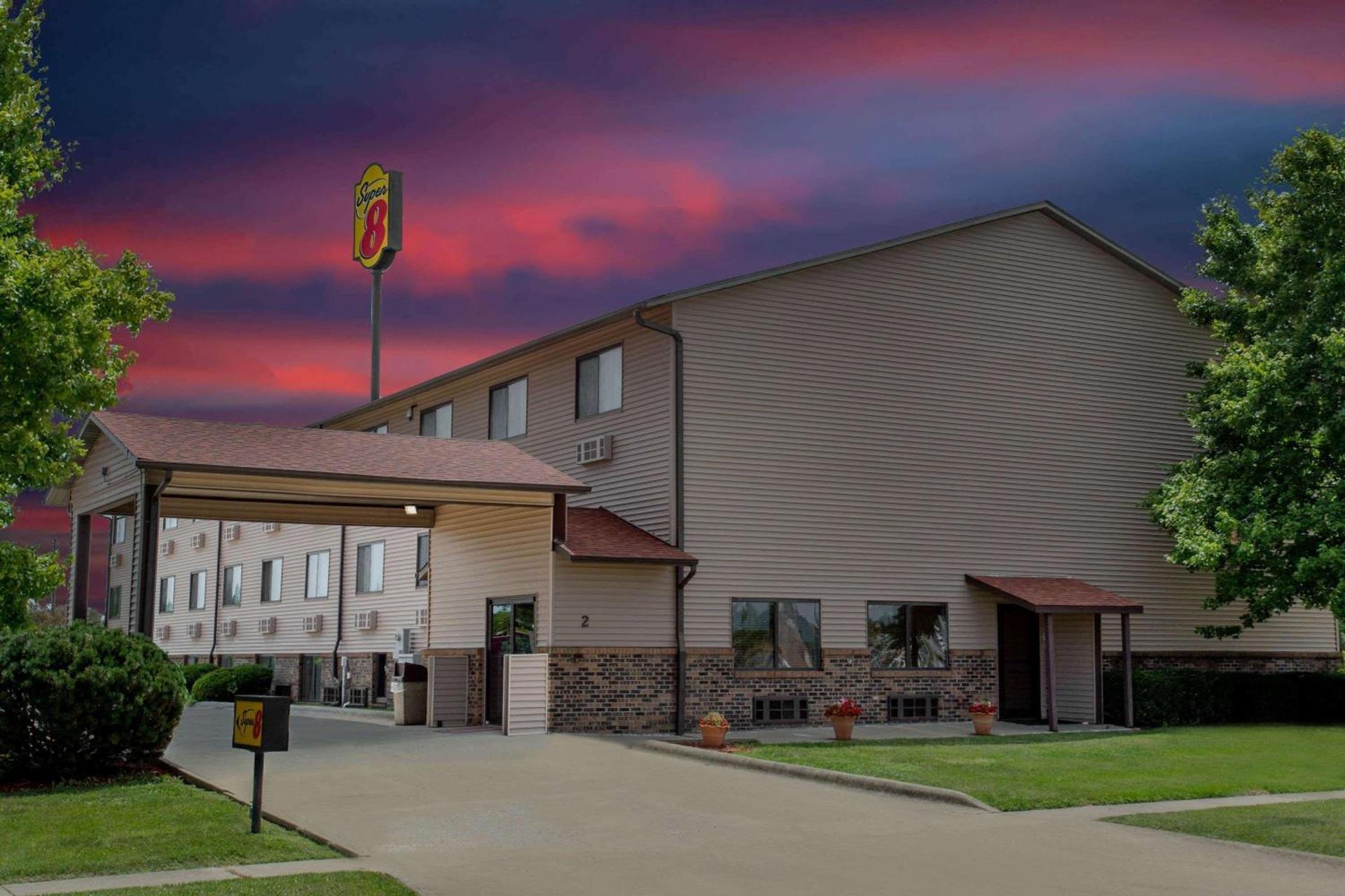 Super 8 by Wyndham Normal Bloomington photo 1