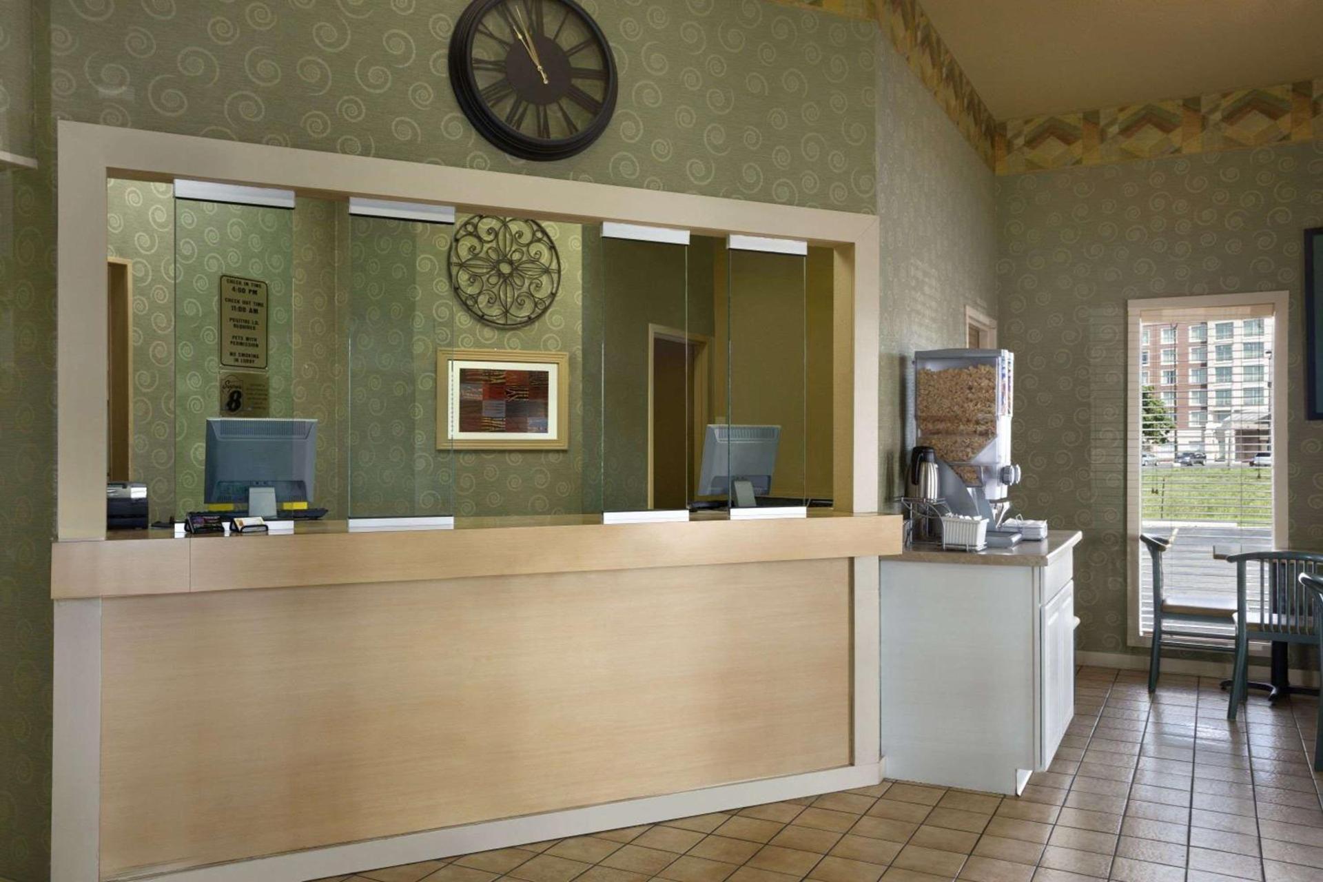 Super 8 by Wyndham Mount Vernon, IL photo 3