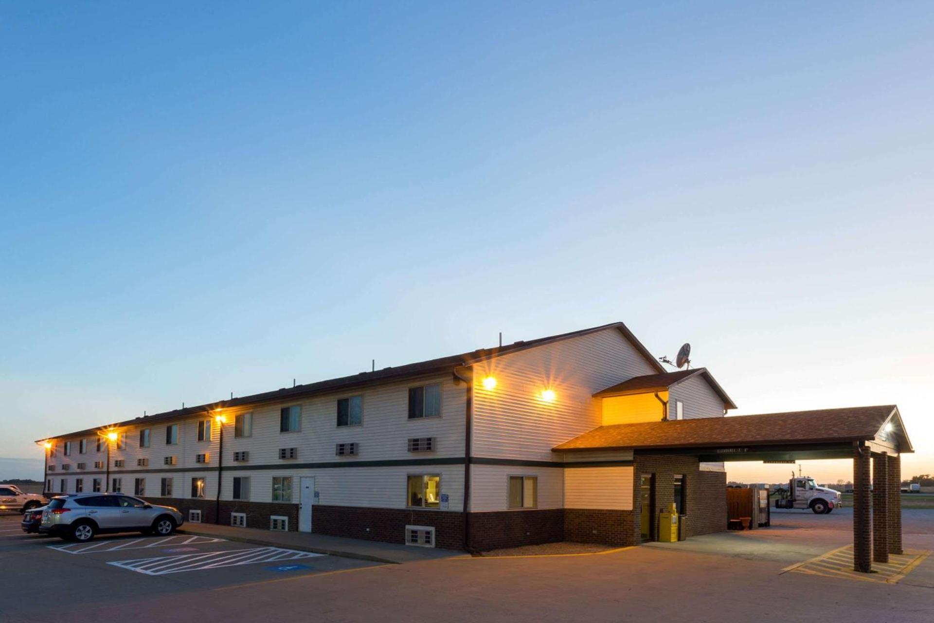 Super 8 by Wyndham Mendota I-39 photo 8