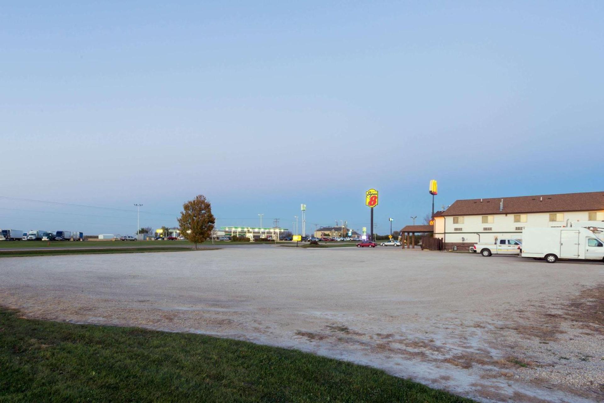 Super 8 by Wyndham Mendota I-39 photo 7