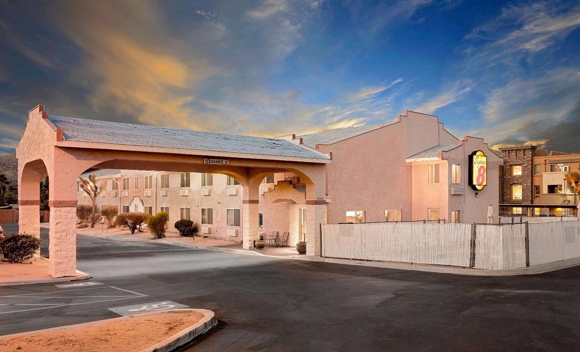 Super 8 by Wyndham Yucca Val/Joshua Tree Nat Pk Area — hotel in Yucca Valley