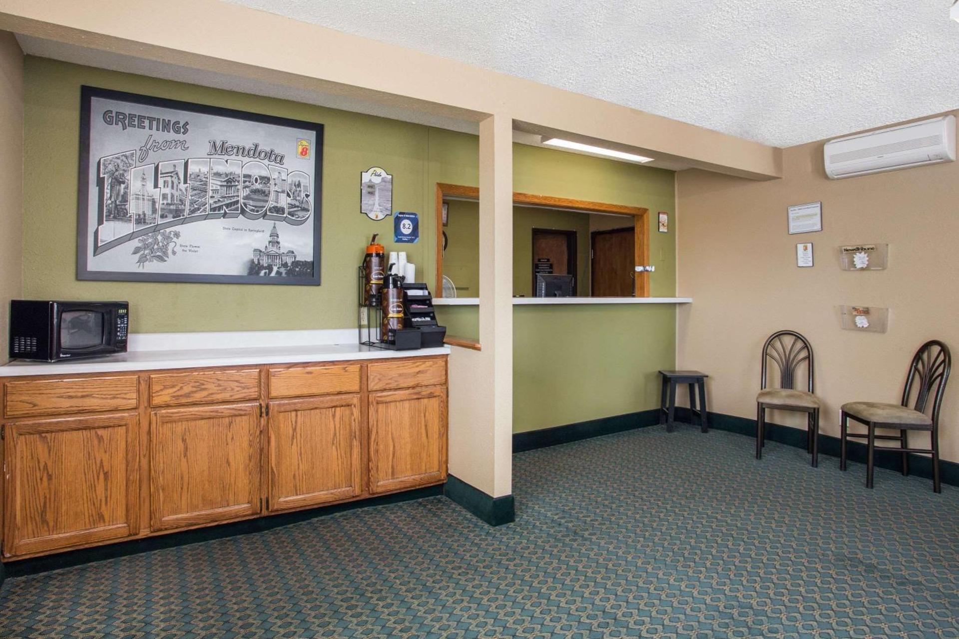 Super 8 by Wyndham Mendota I-39 photo 2